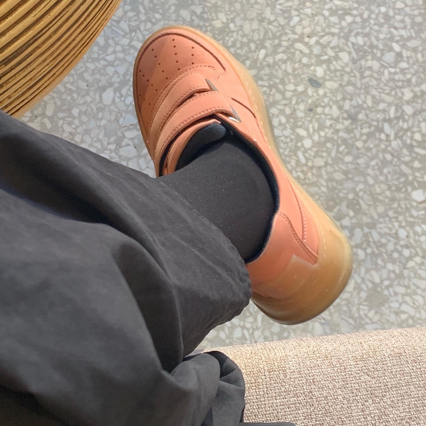 (W) Acne Studios Steffey Nubuk Velcro Strap Sneakers Dusty Pink 착용 스타일 - 2