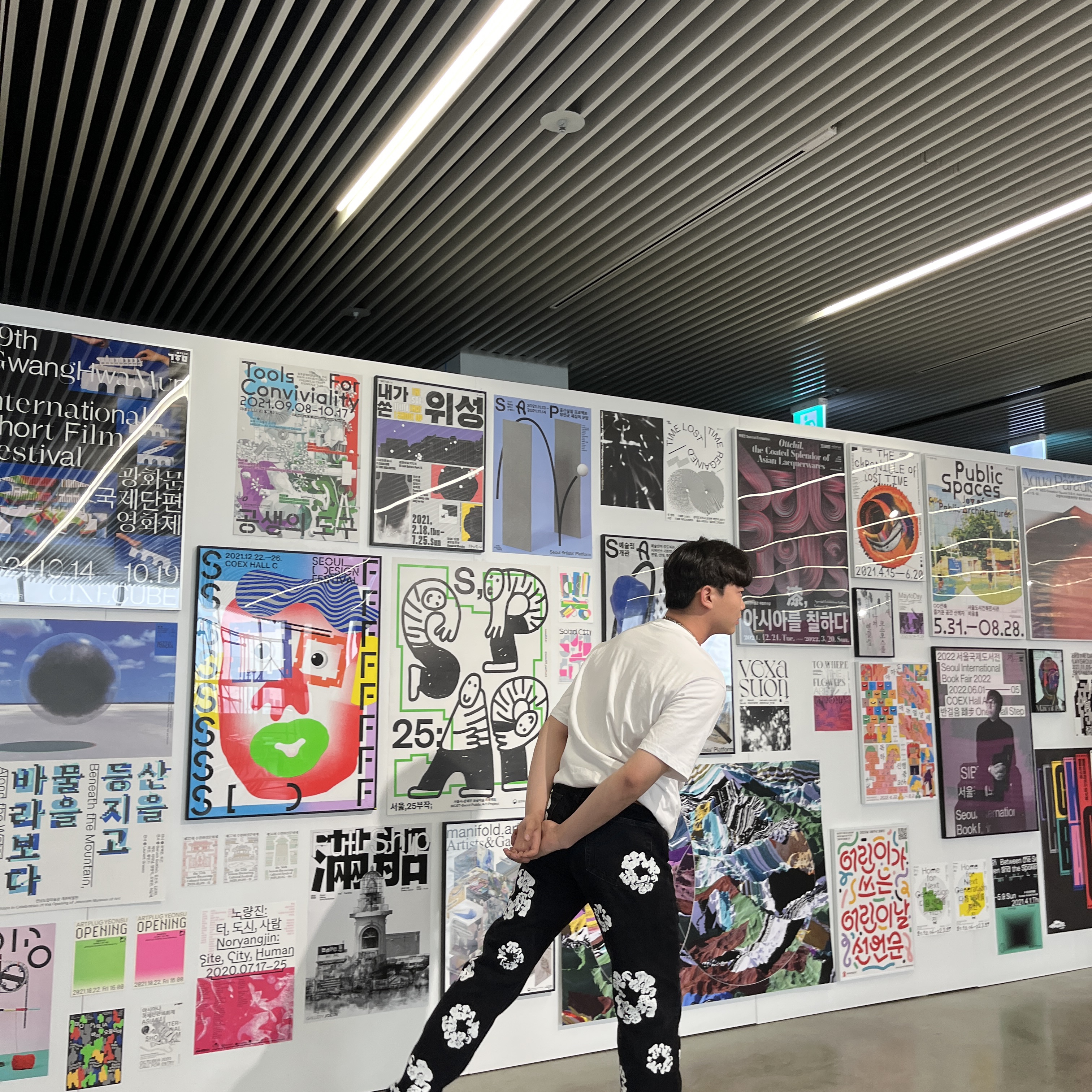 아더에러 트윗 점퍼 느와르, 컨버스 x 다크쉐도우 터보다크 척 70 하이 블랙 래커드 데님 착용 스타일 - 3