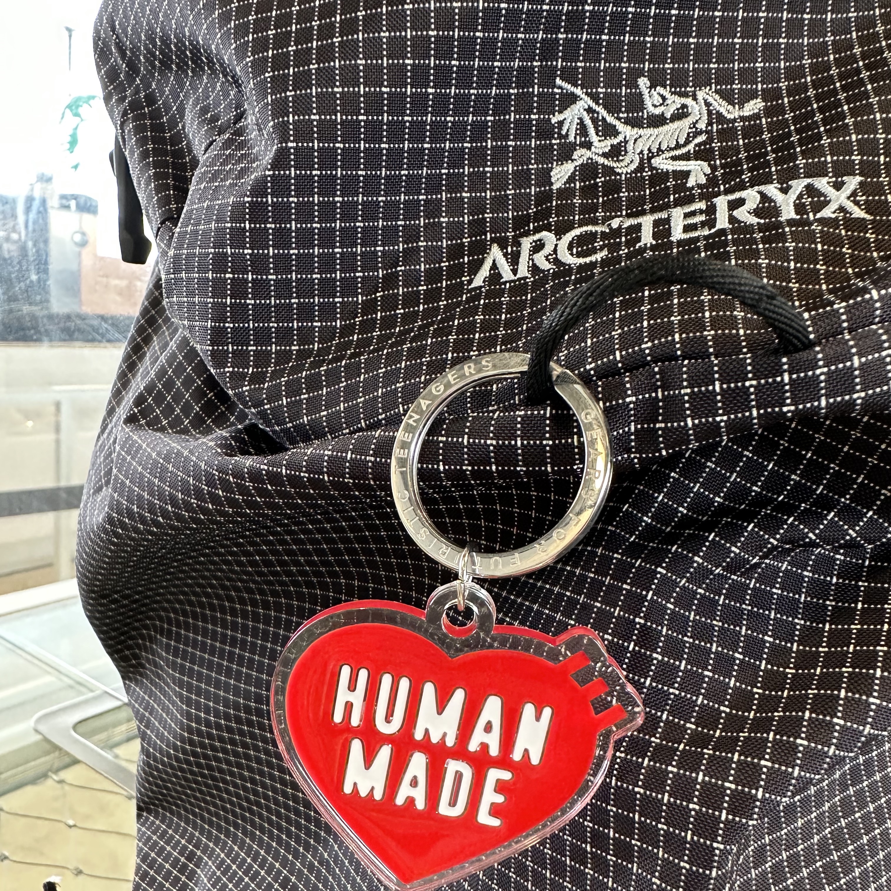 Arc'teryx Konseal 15 Backpack Black, Human Made Heart Keyring Red 착용 스타일