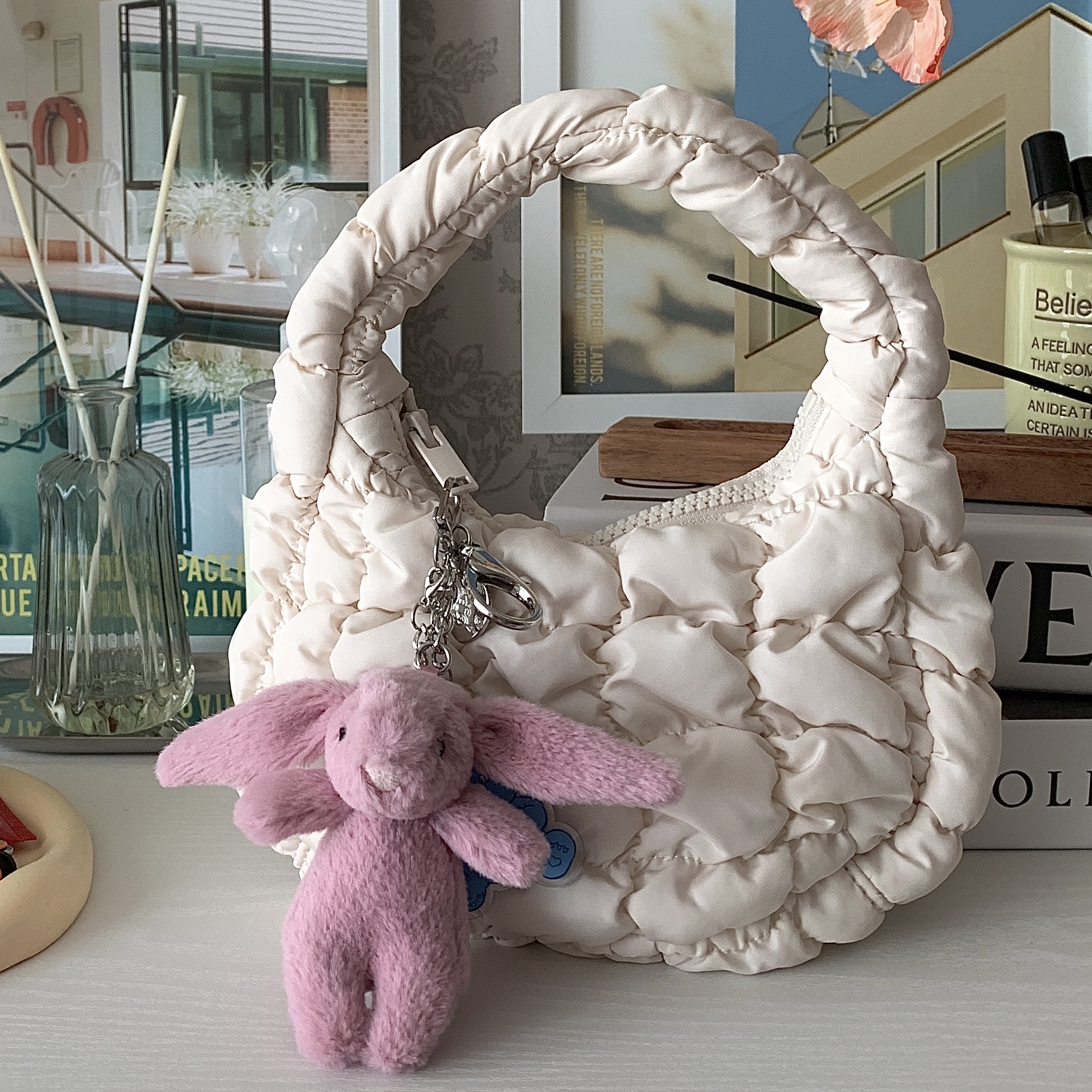 COS Quilted Micro Bag Off White, Jellycat Bashful Bunny Bag Charm Tulip 착용 스타일