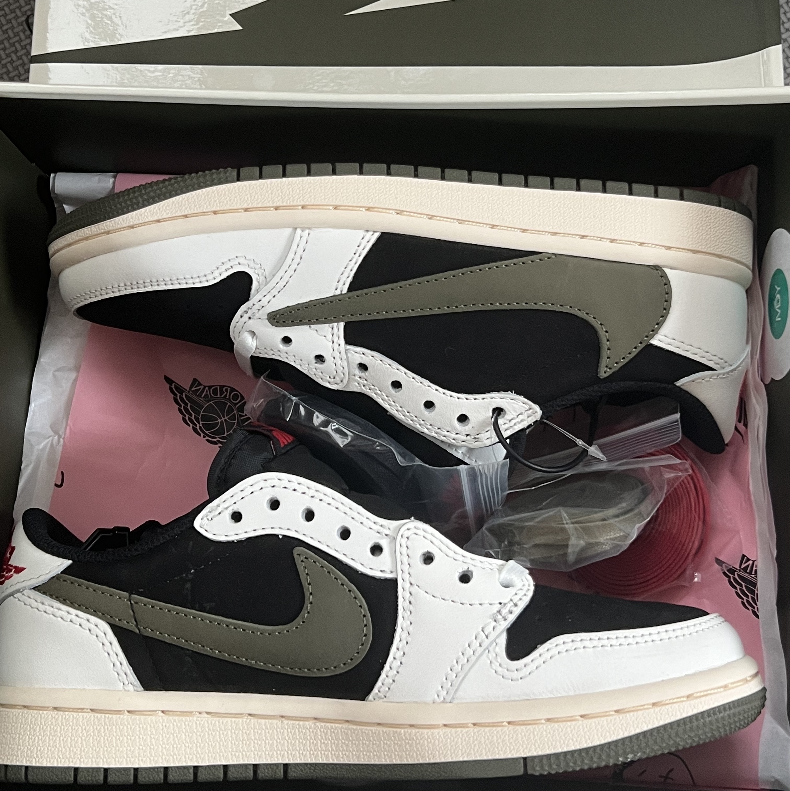 (W) Jordan 1 x Travis Scott Retro Low OG SP Medium Olive 착용 스타일 - 1