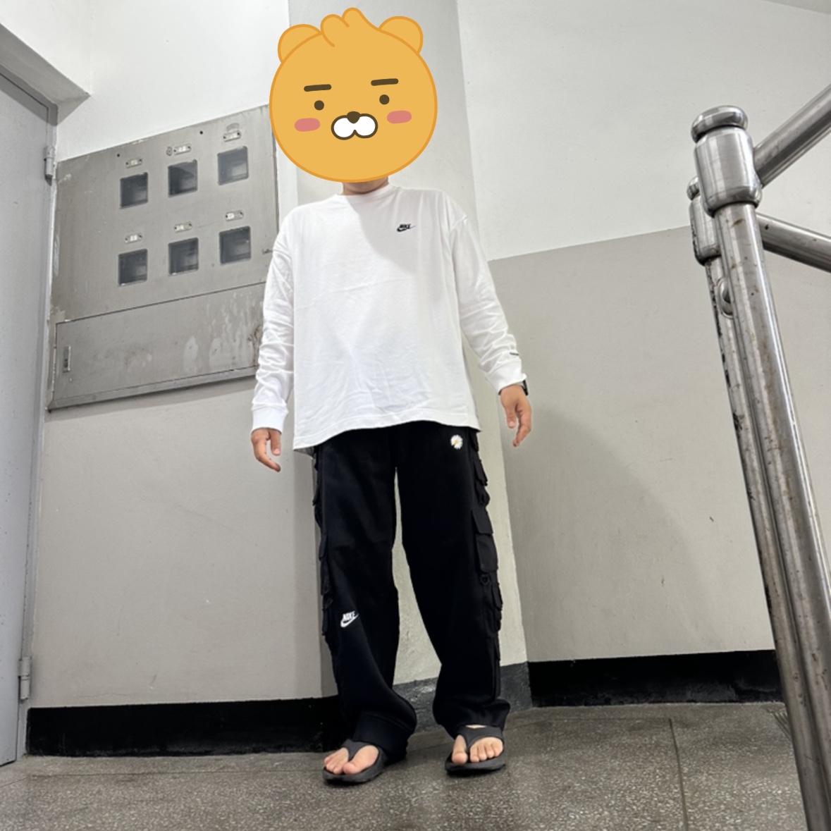 Nike x Peaceminusone Wide Pants Black (DR0095-010), Nike x Peaceminusone LS T-Shirt White (DR0097-100) 착용 스타일