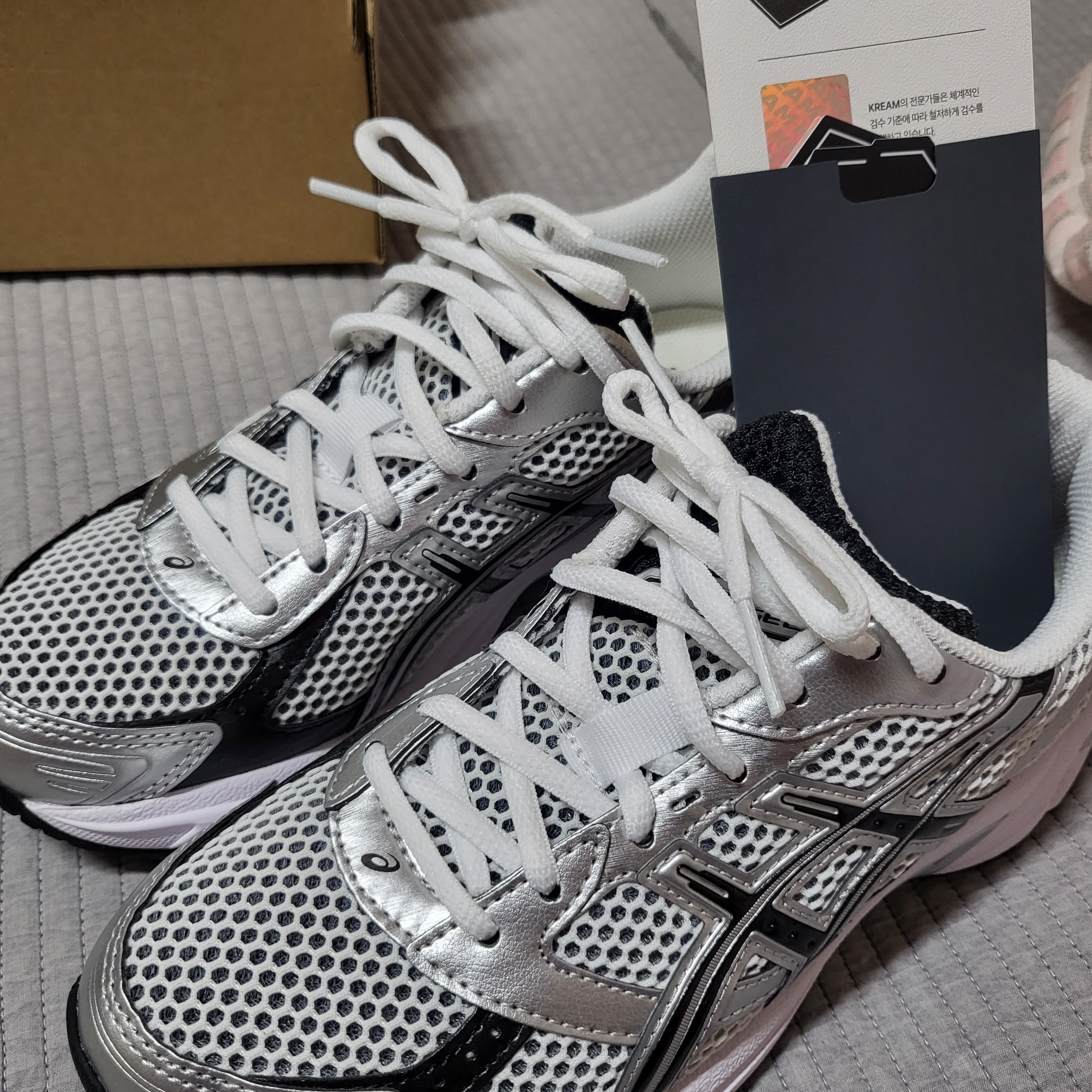 Asics Gel-1130 White Black 착용 스타일 - 1