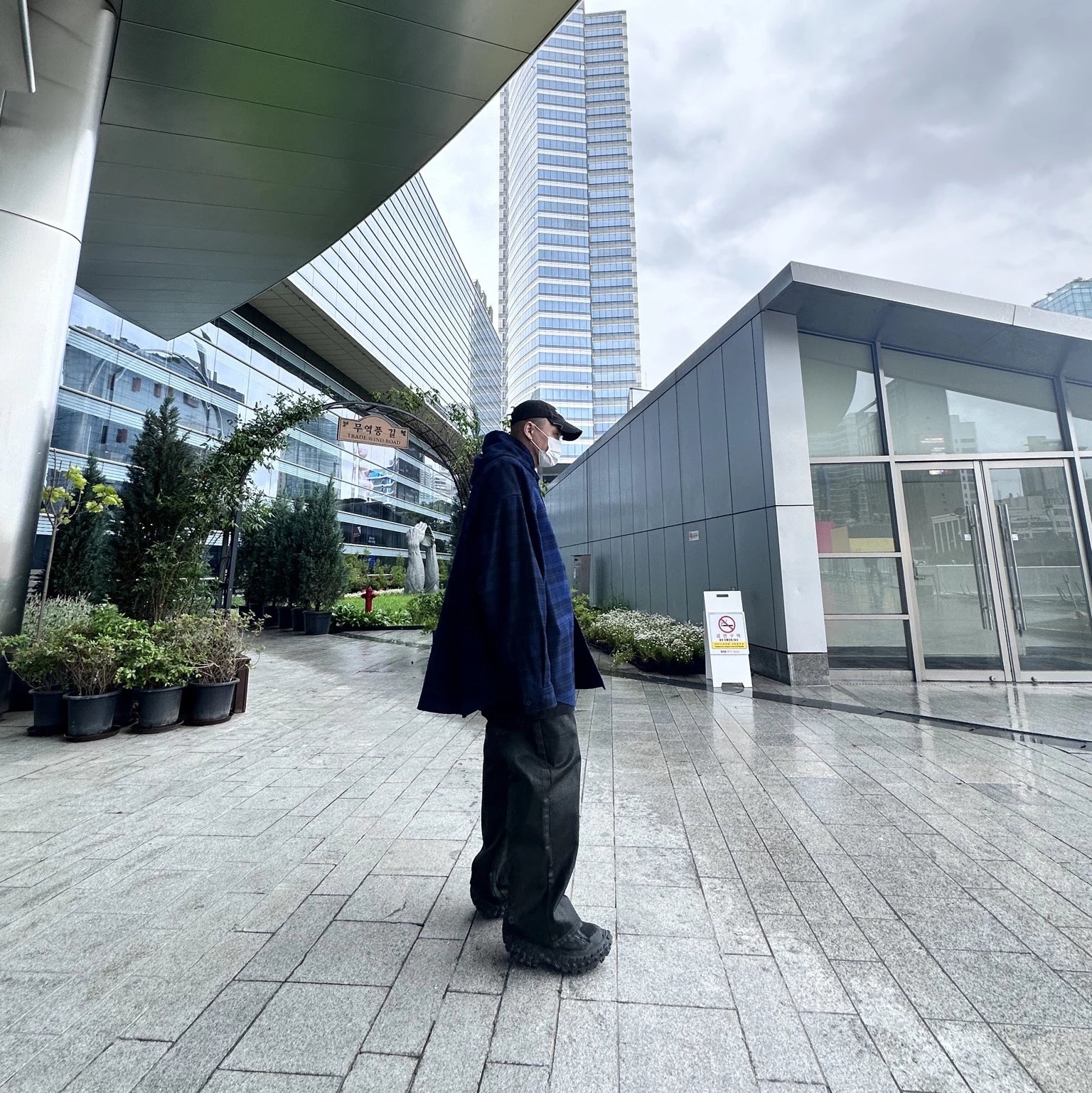 Project G/R Coated Backward Denim Pants Black, Balenciaga Defender Sneakers Black 착용 스타일