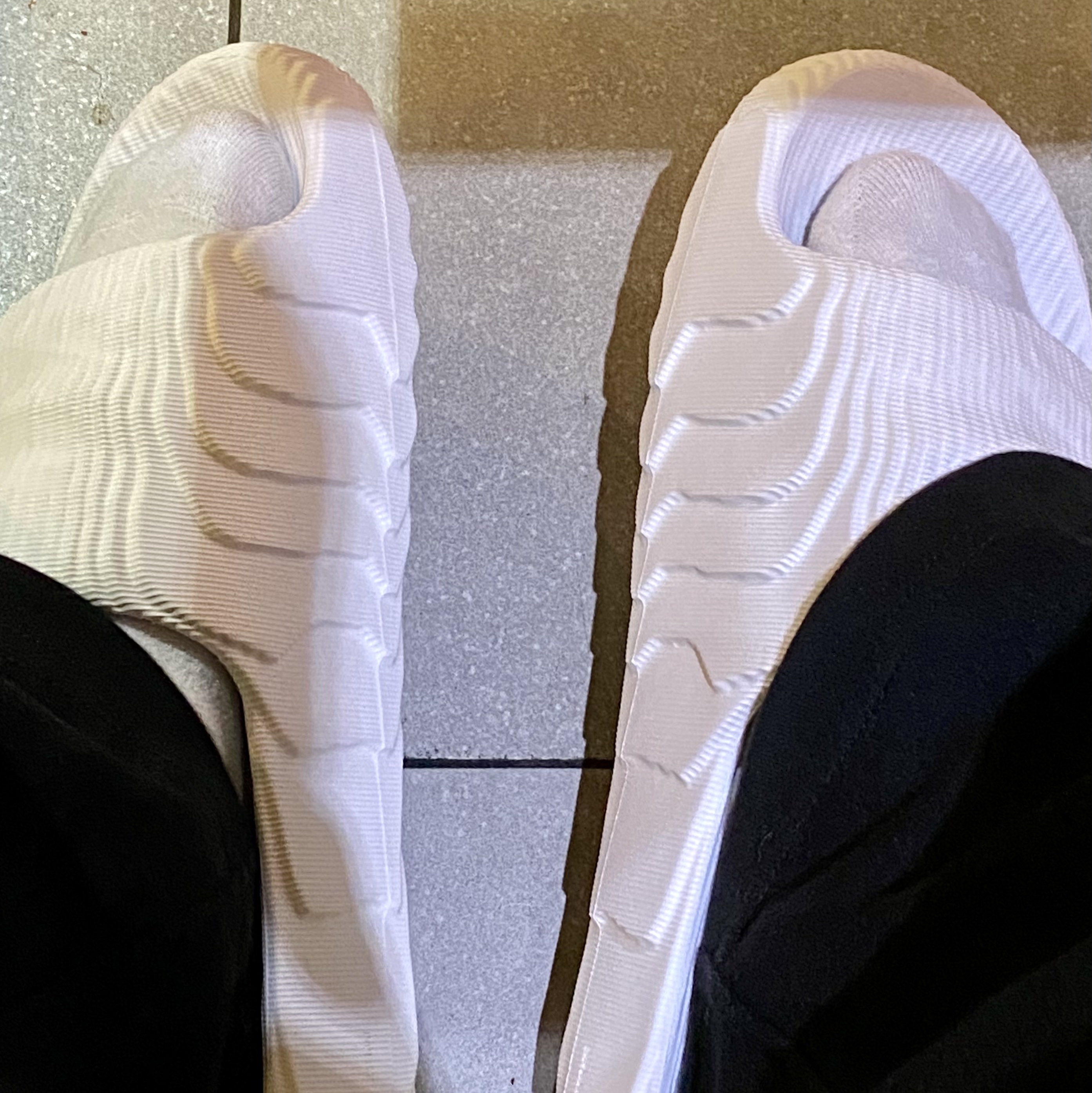 Adidas Adilette 22 Crystal White 착용 스타일