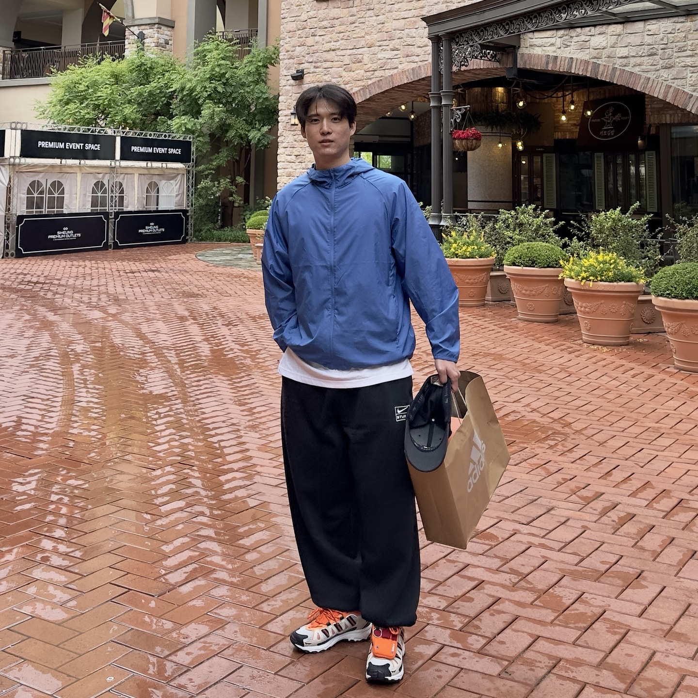 아디다스 x 션 우더스푼 x 아트모스 슈퍼터프 어드벤처 스톤 파워 레드, 나이키 x 스투시 NRG 워시드 플리스 팬츠 블랙 (DO5296-010) 착용 스타일 - 1
