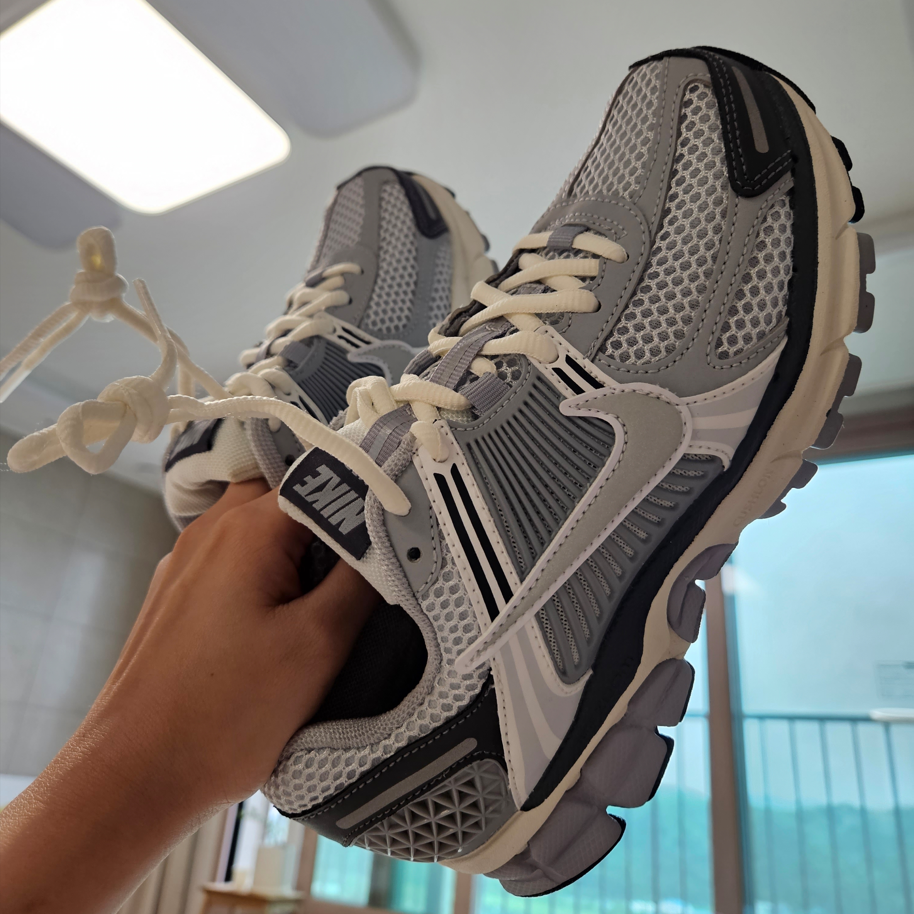 (W) Nike Zoom Vomero 5 Pure Platinum Metallic Silver 착용 스타일