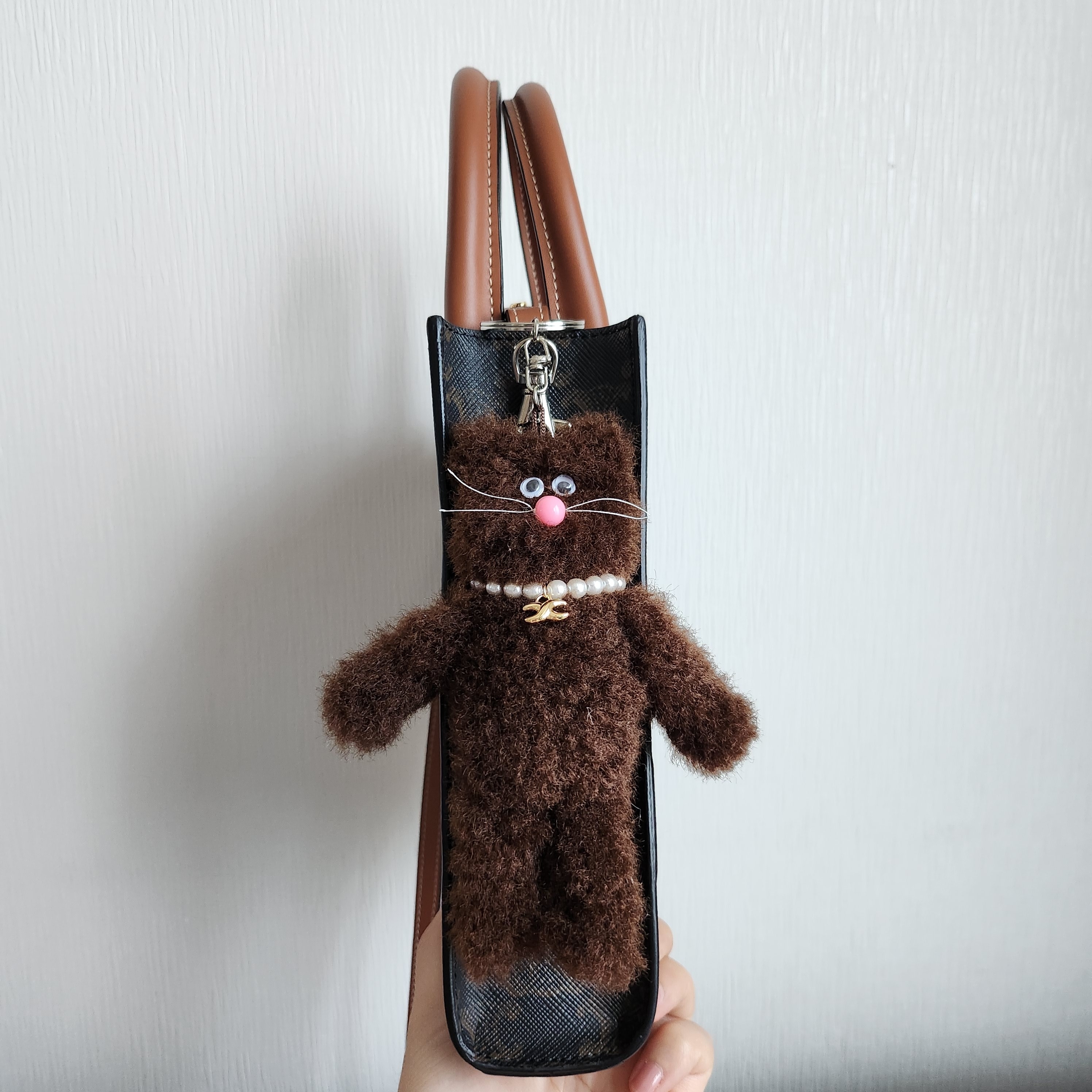 Celine Mini Vertical Cabas in Triomphe Canvas and Calfskin with Celine Print Tan, Monamhee x SSIL Bred keyring Brown 착용 스타일 - 2