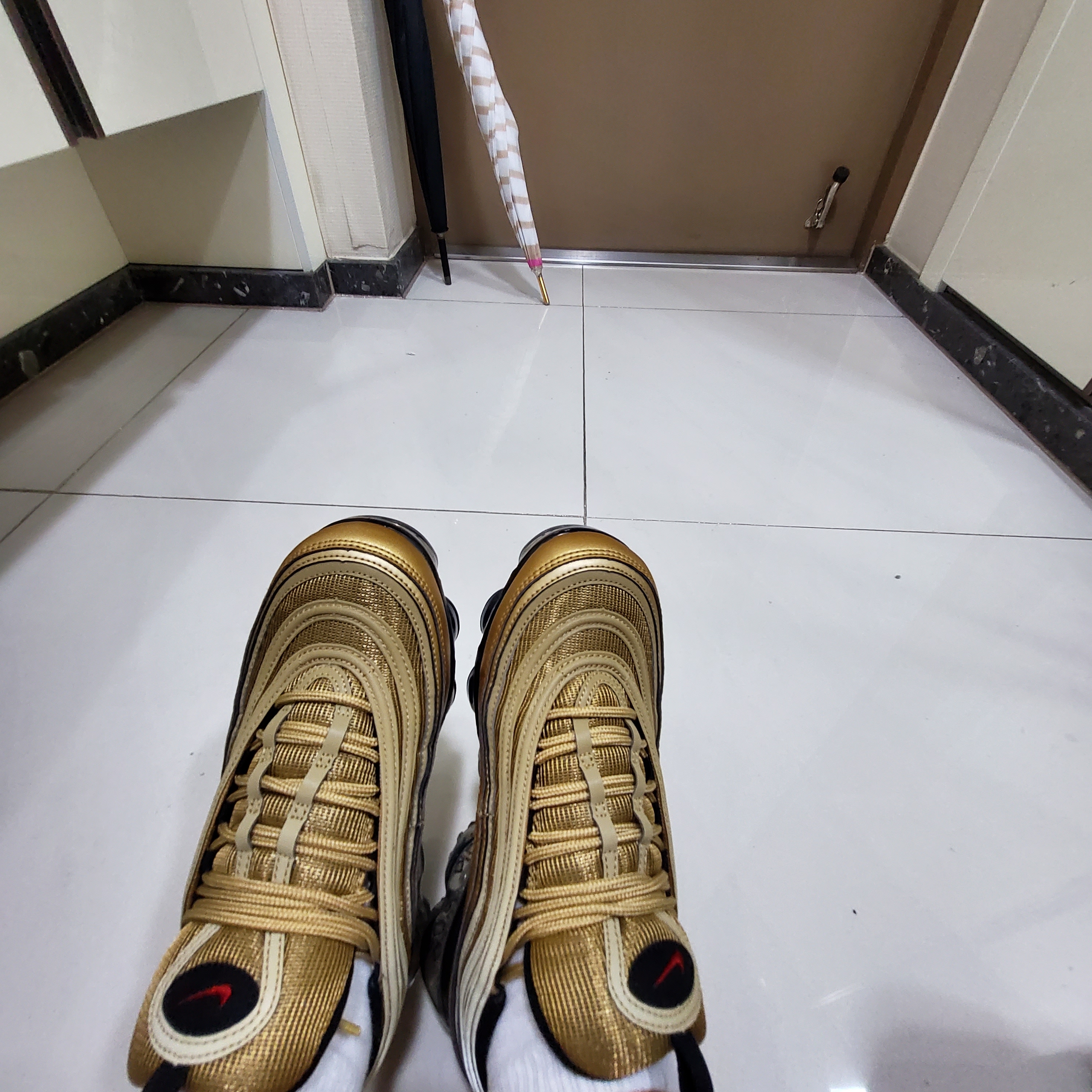 Nike Air VaporMax 97 Metallic Gold 착용 스타일 - 2