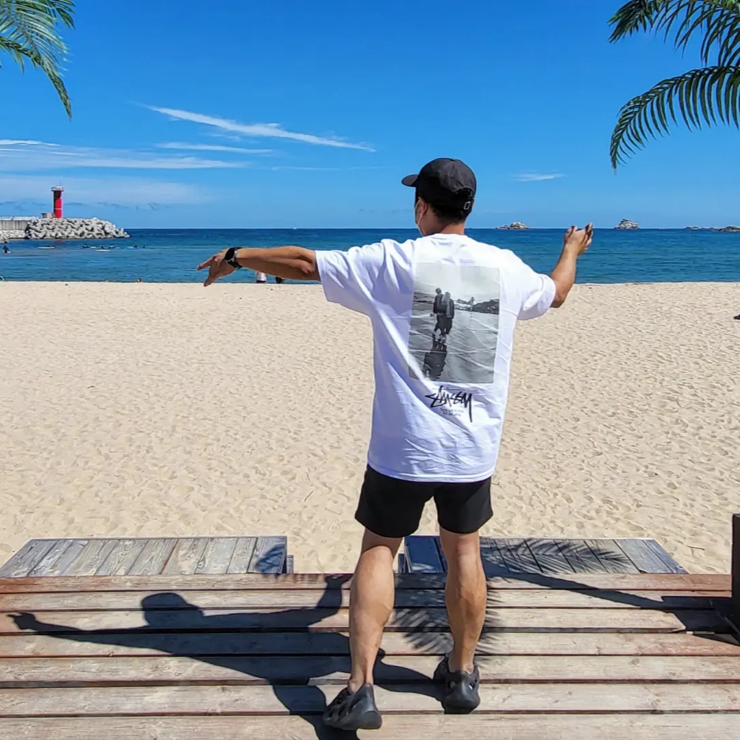Stussy Low Tide T-Shirt White, Adidas Yeezy Foam RNNR Onyx 착용 스타일