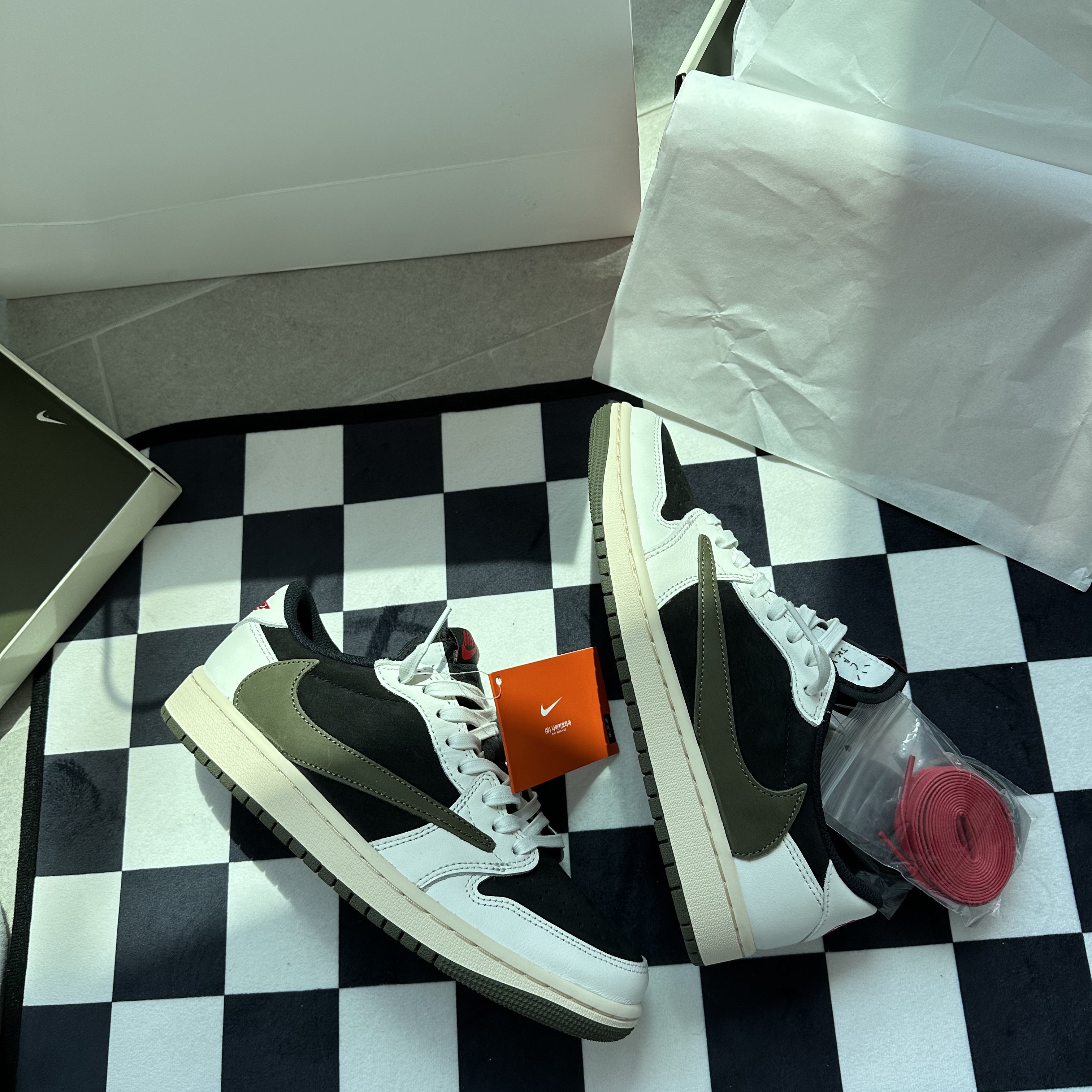 (W) Jordan 1 x Travis Scott Retro Low OG SP Medium Olive 착용 스타일