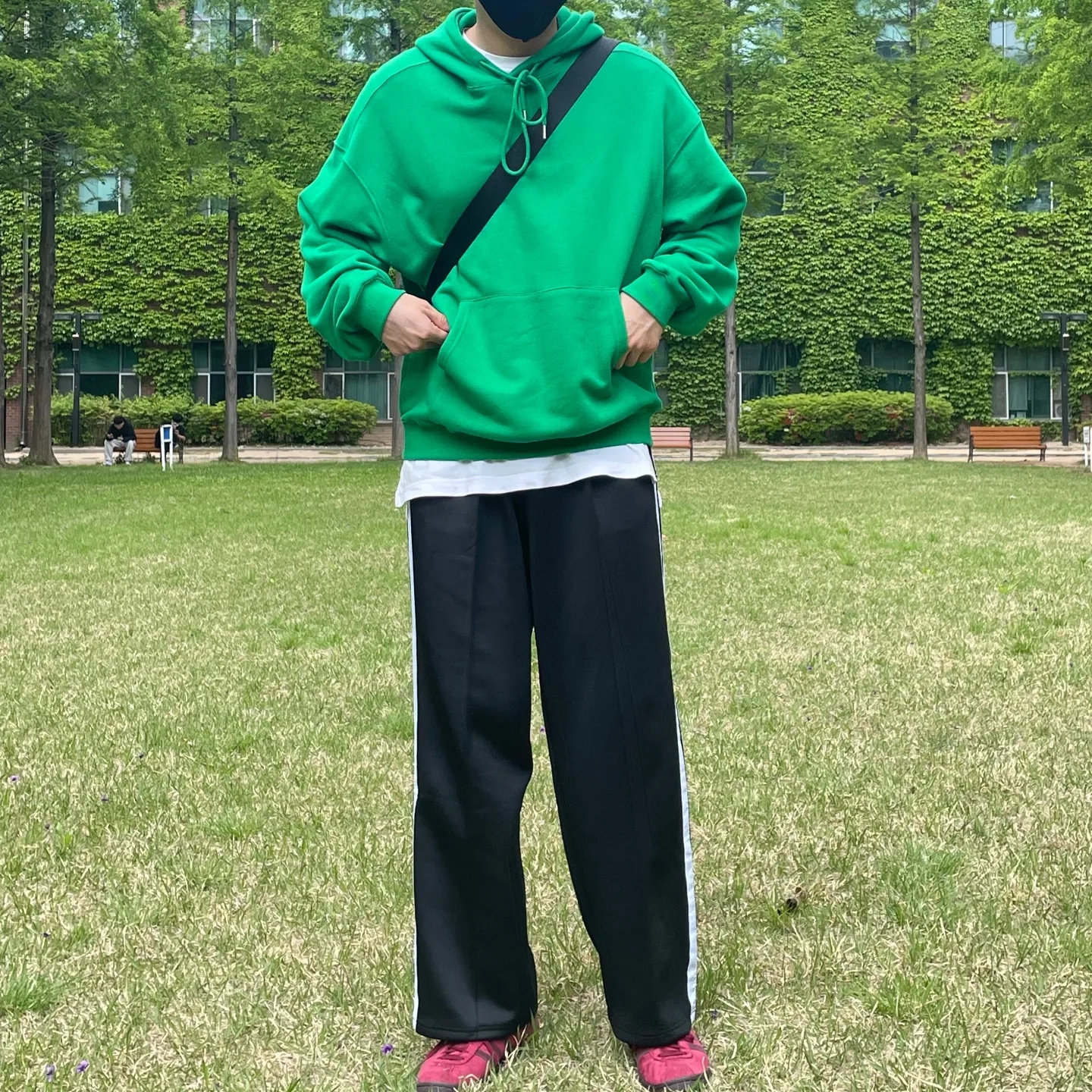 Adidas Tobacco Gruen Collegiate Burgundy 착용 스타일 - 2