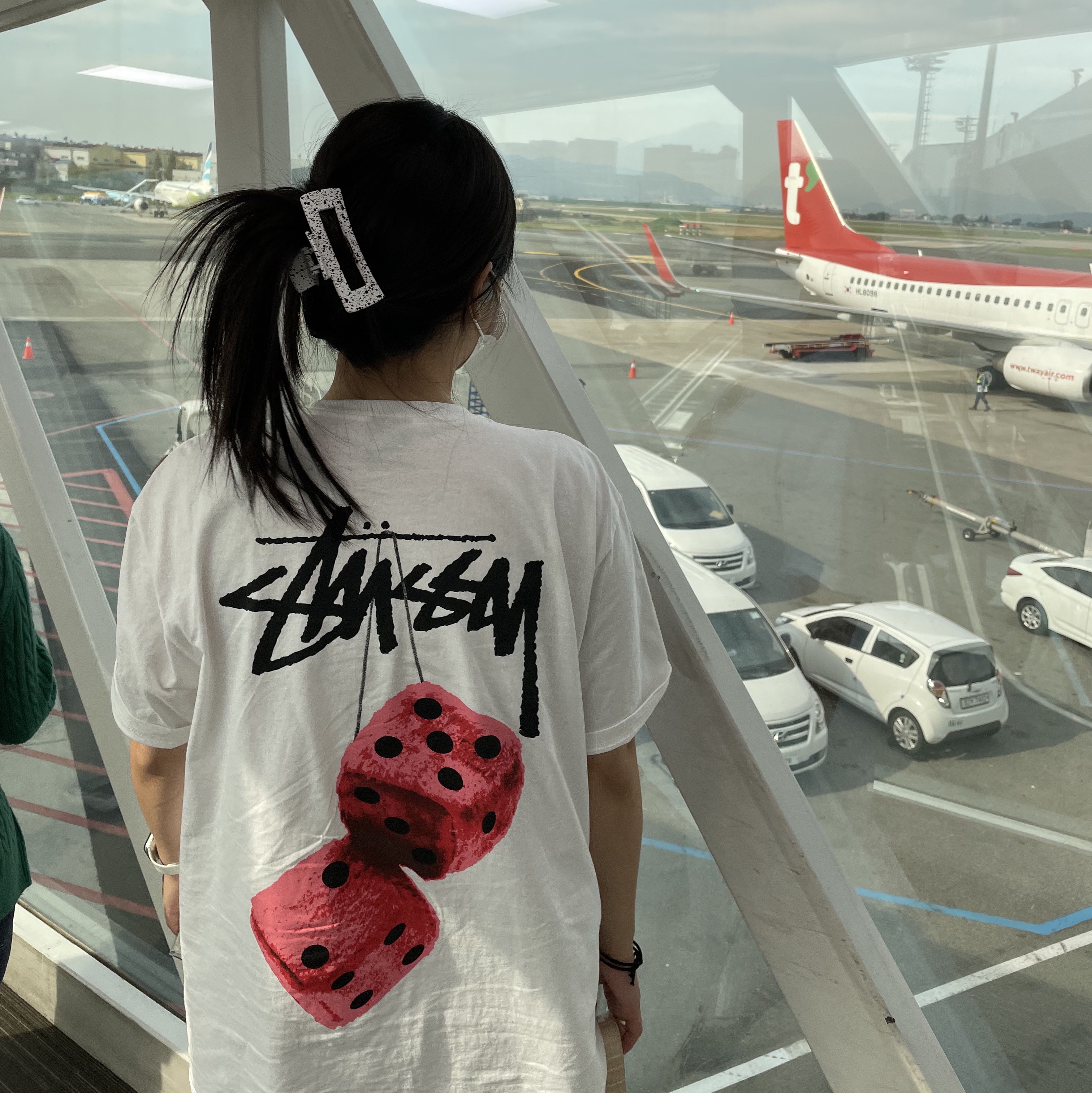 Stussy Fuzzy Dice T-Shirt White 착용 스타일