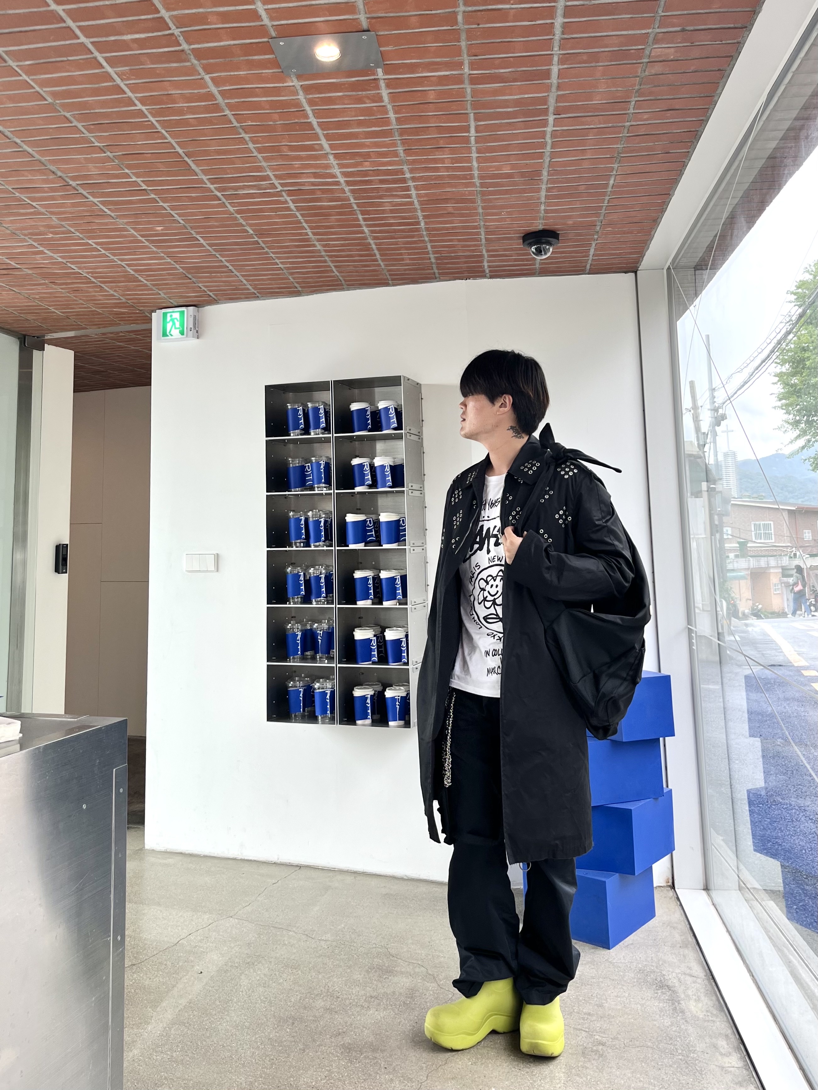 스투시 x 마크 제이콥스 40 월드투어 티셔츠, 보테가 베네타 퍼들 앵클 부츠 키위 착용 스타일 - 2