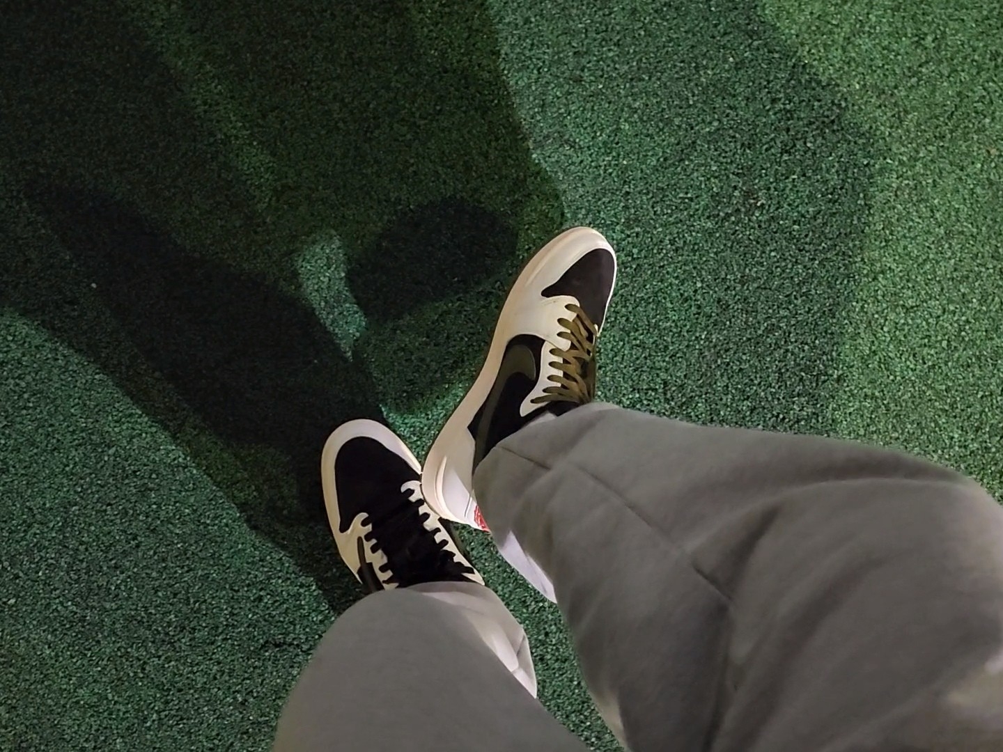 (W) Jordan 1 x Travis Scott Retro Low OG SP Medium Olive 착용 스타일 - 1