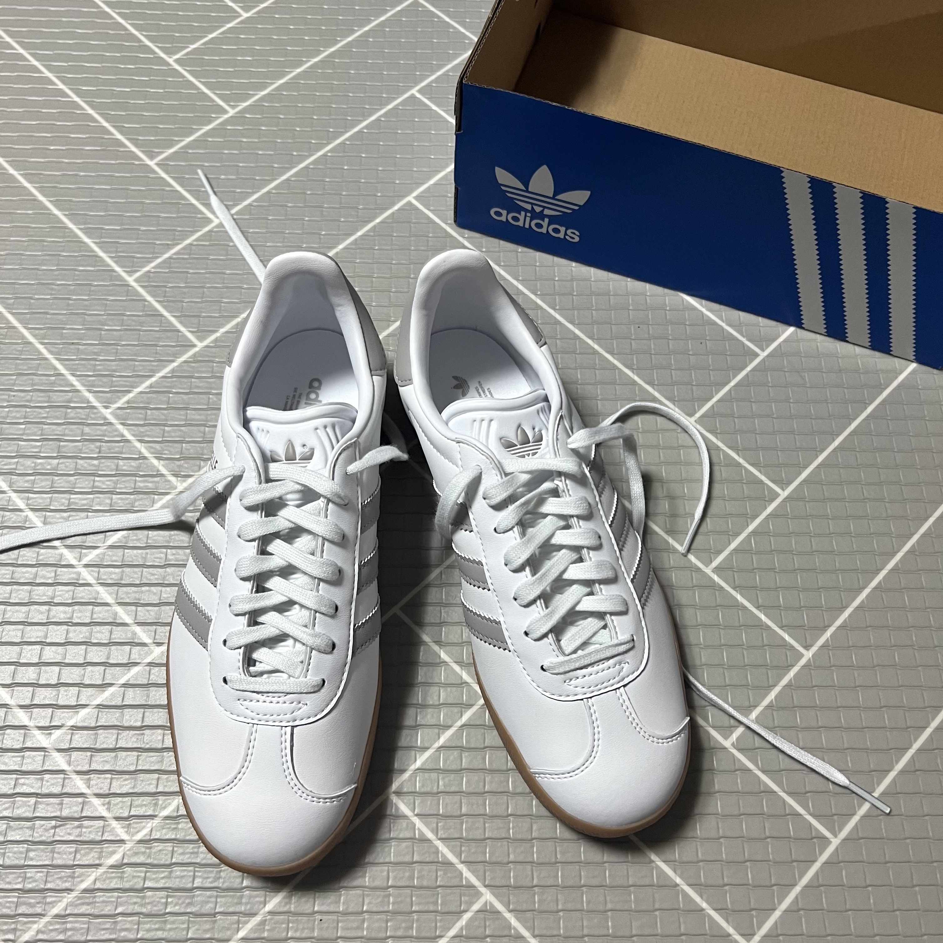 Adidas Gazelle White Grey 착용 스타일