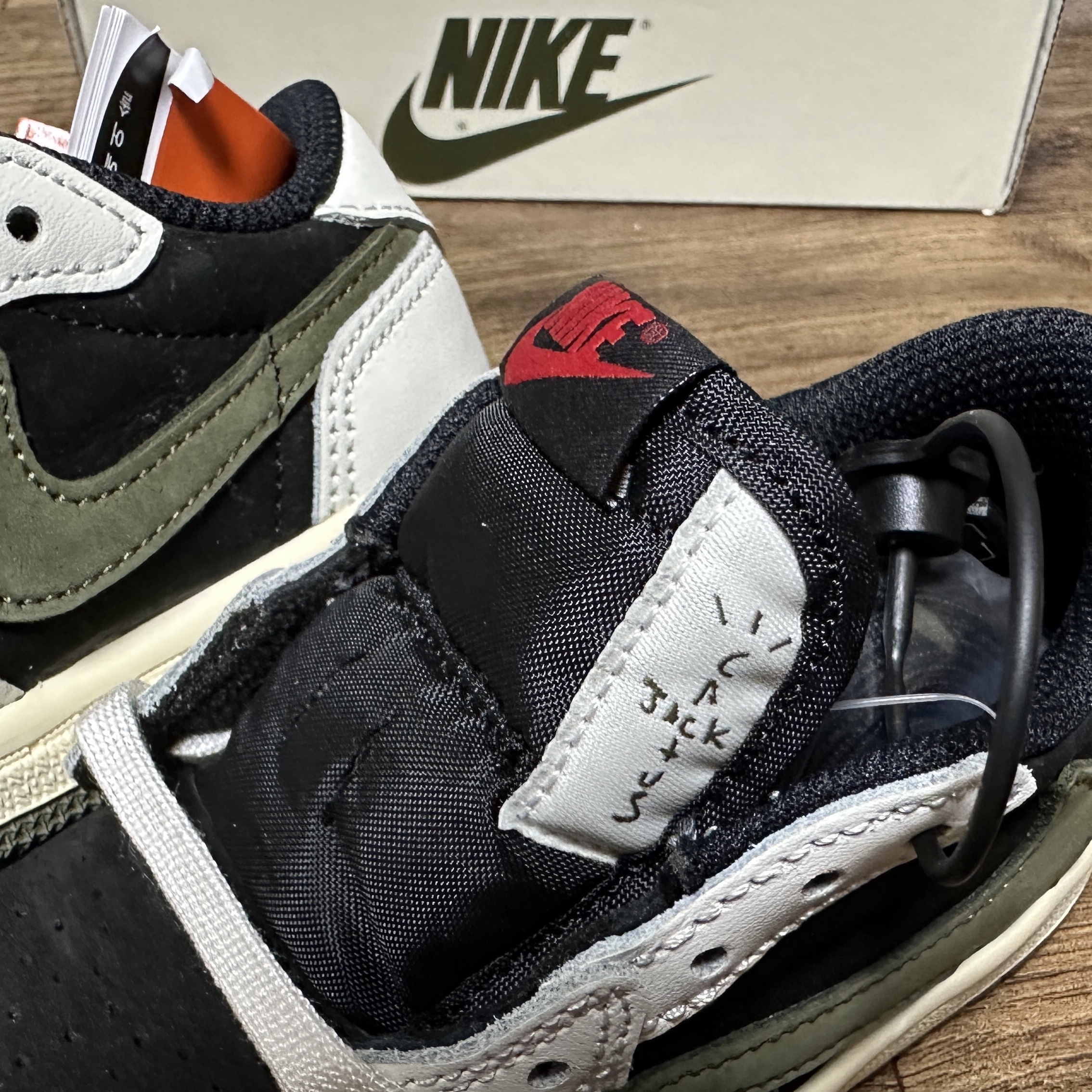(TD) Jordan 1 x Travis Scott Retro Low OG SP Medium Olive 착용 스타일 - 1