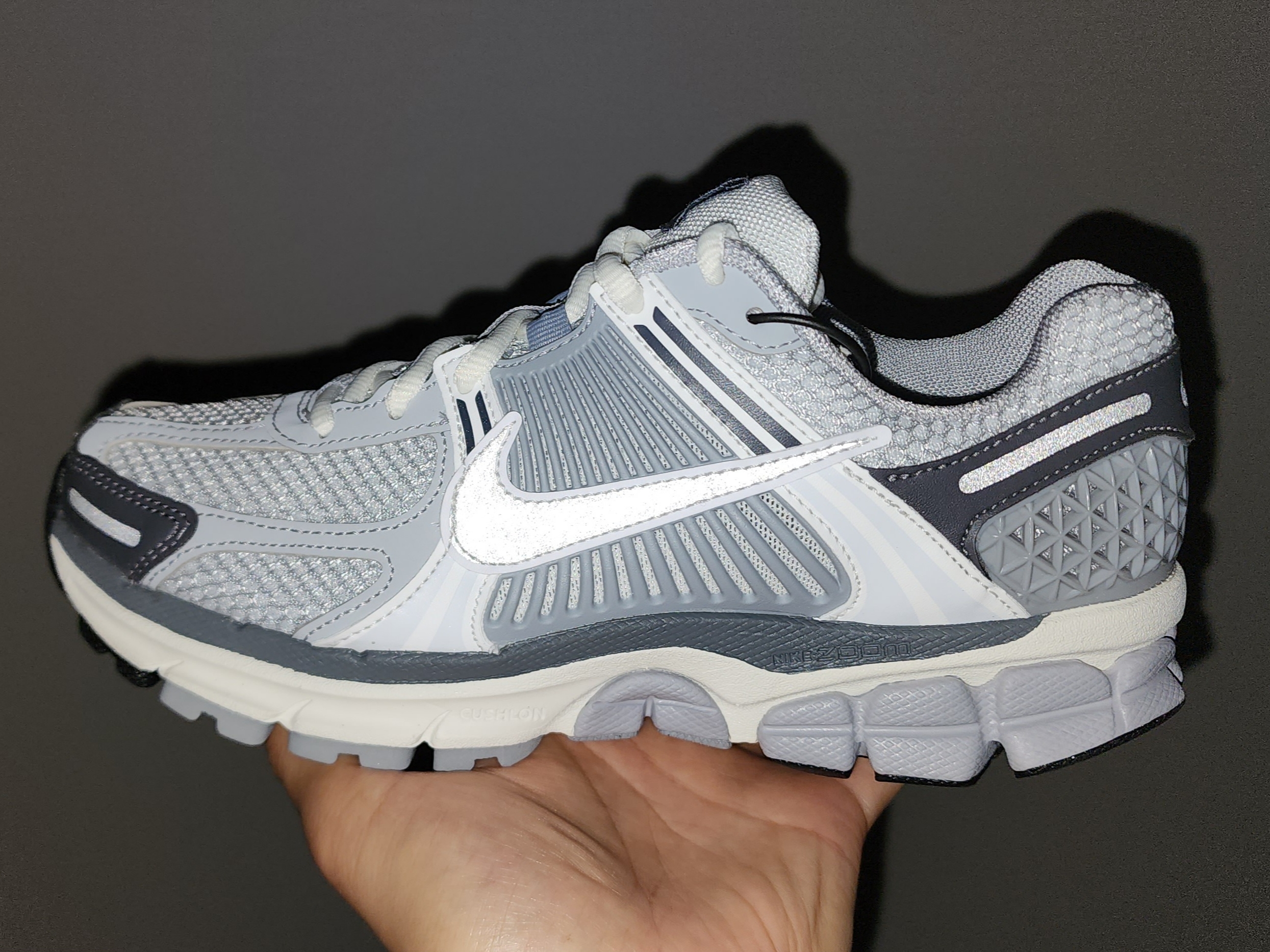 (W) Nike Zoom Vomero 5 Pure Platinum Metallic Silver 착용 스타일