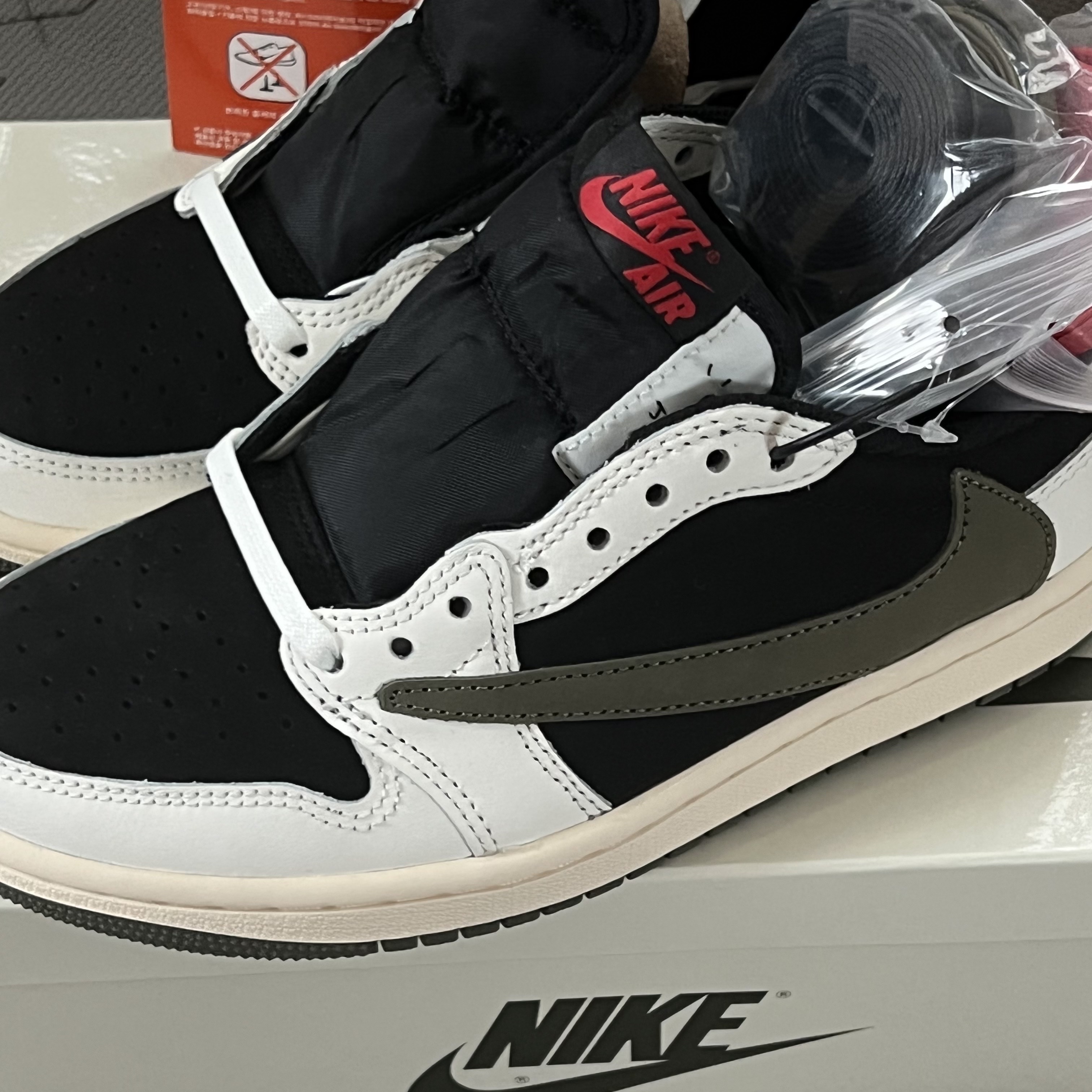 (W) Jordan 1 x Travis Scott Retro Low OG SP Medium Olive 착용 스타일 - 2