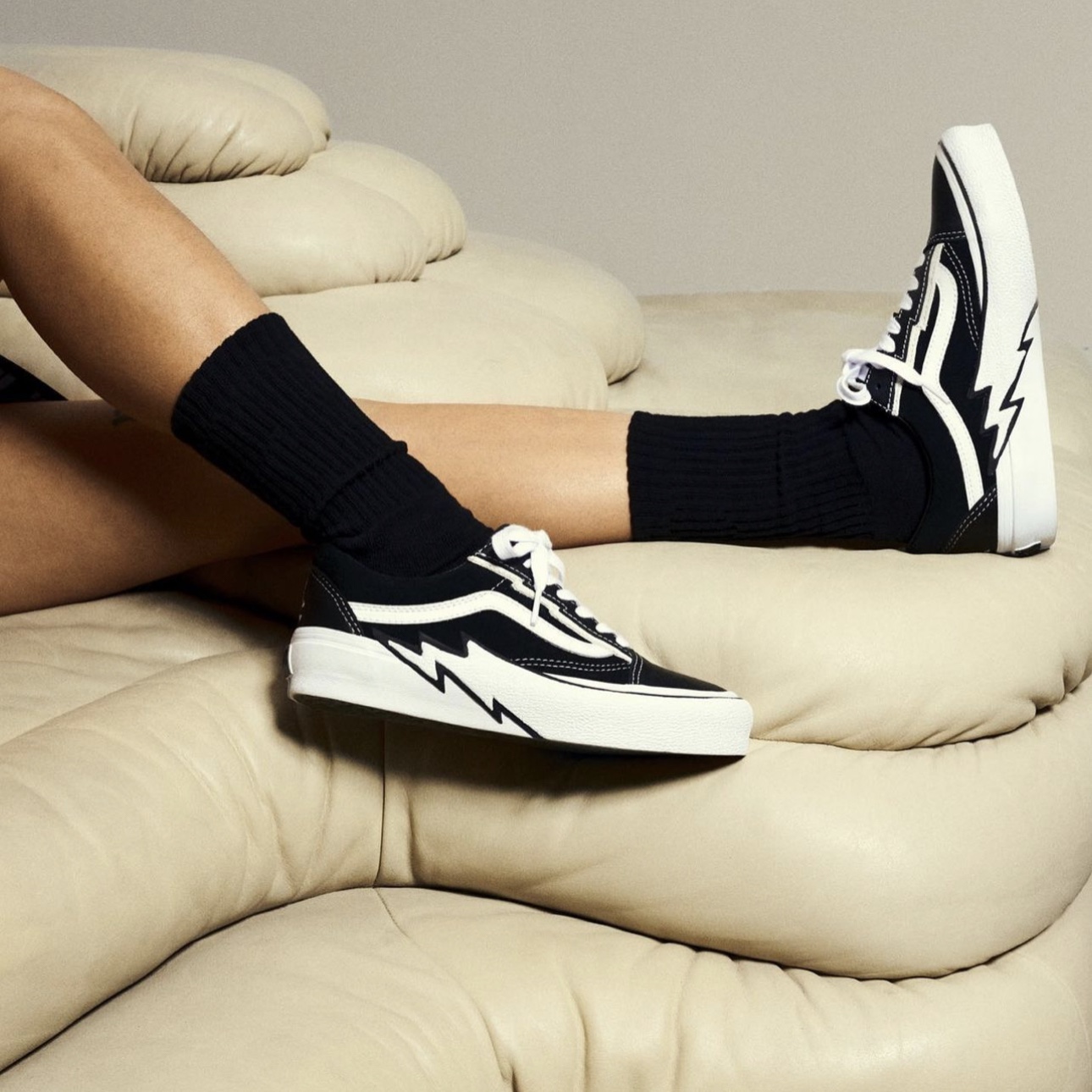 Vans Vault x Mastermind World Old Skool Bolt Black 착용 스타일 - 2