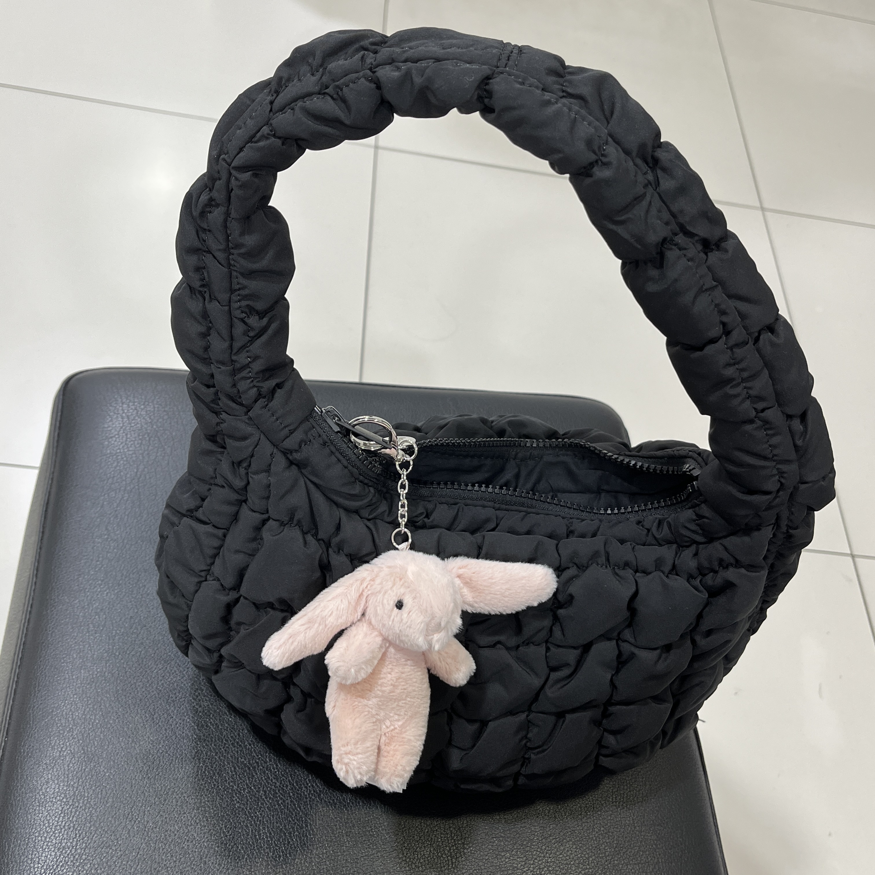 젤리캣 바쉬풀 버니 백 참 블러쉬, 코스 퀼티드 미니백 블랙 착용 스타일