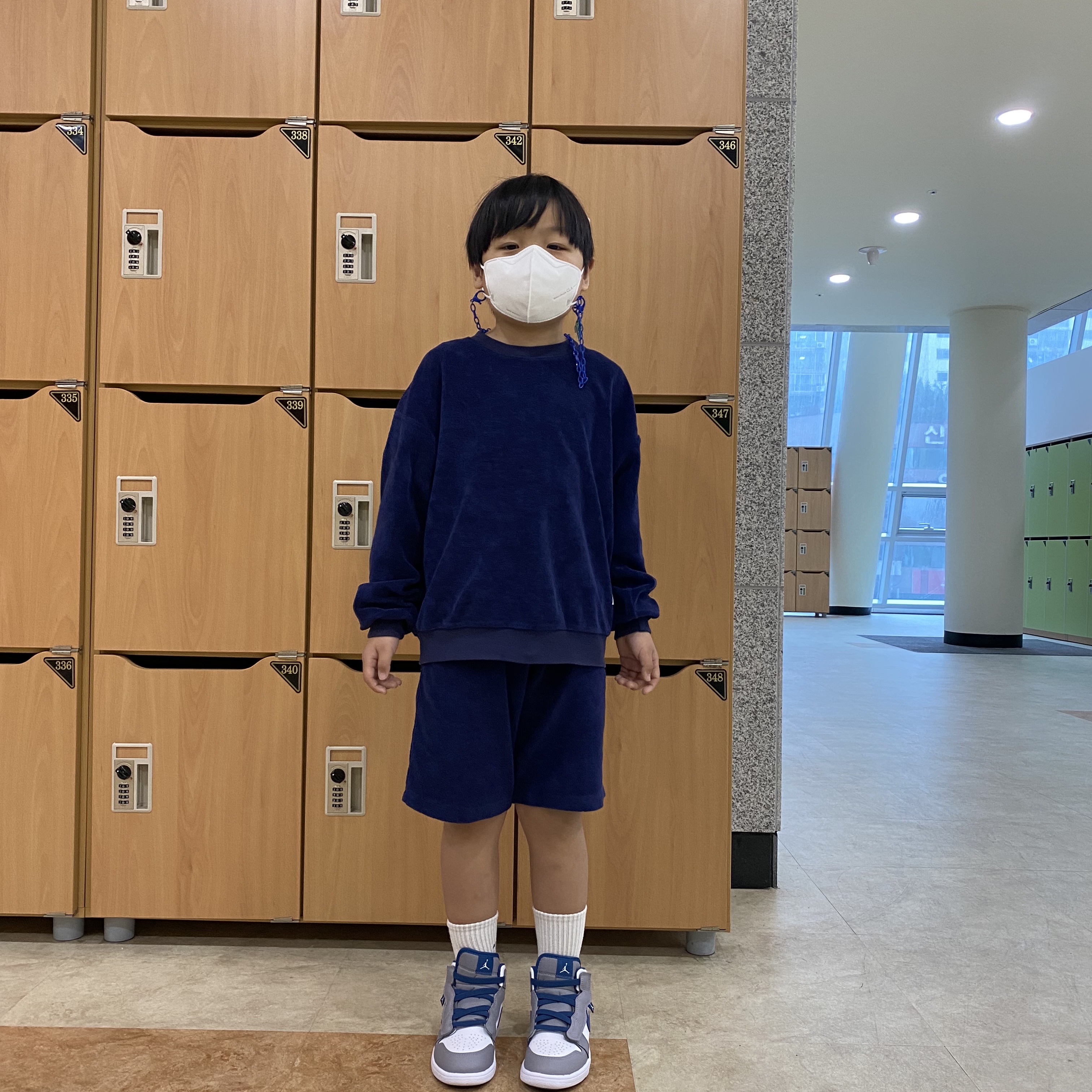 (PS) 조던 1 미드 Alt 시멘트 그레이 트루 블루 착용 스타일 - 1