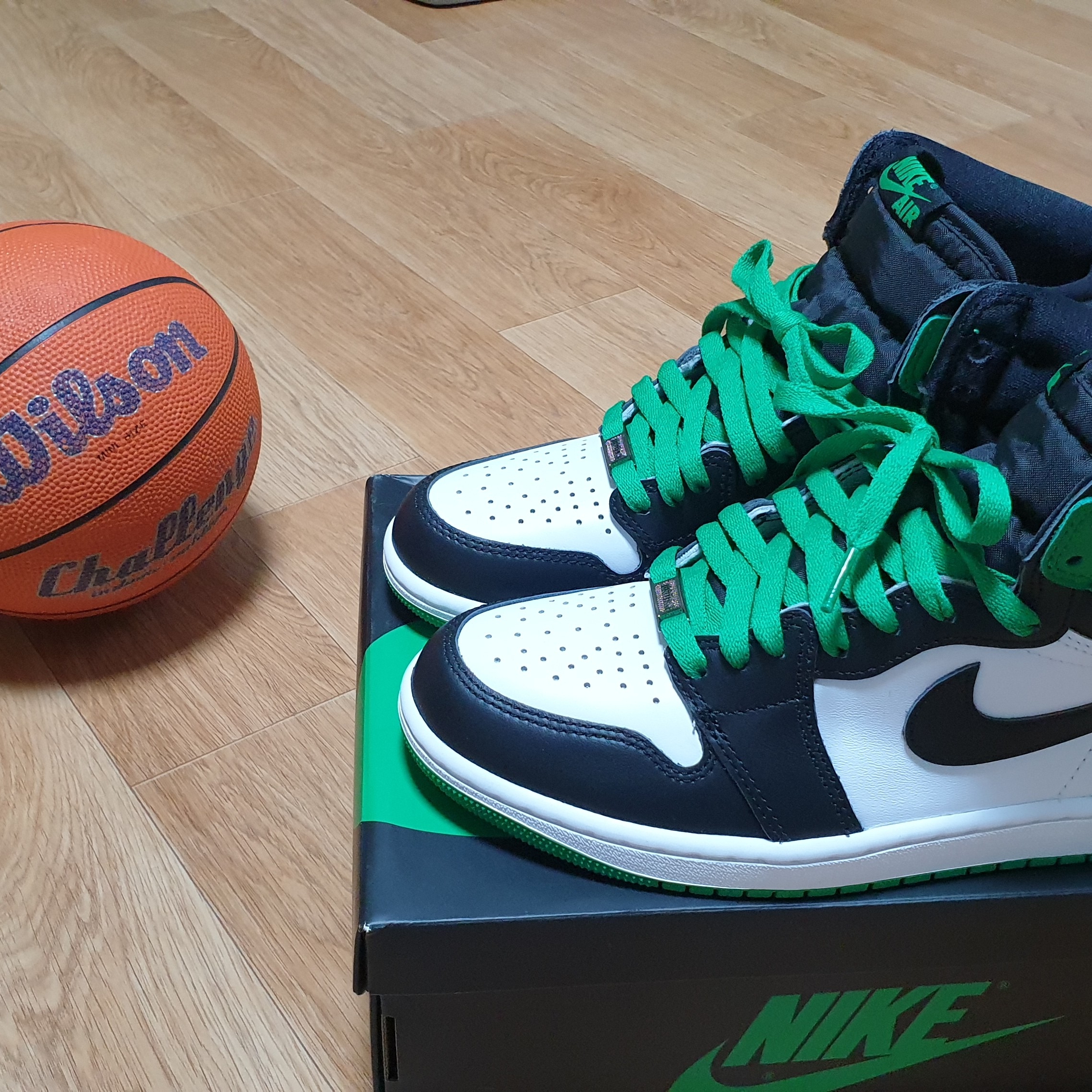 Jordan 1 Retro High OG Black and Lucky Green 착용 스타일 - 4