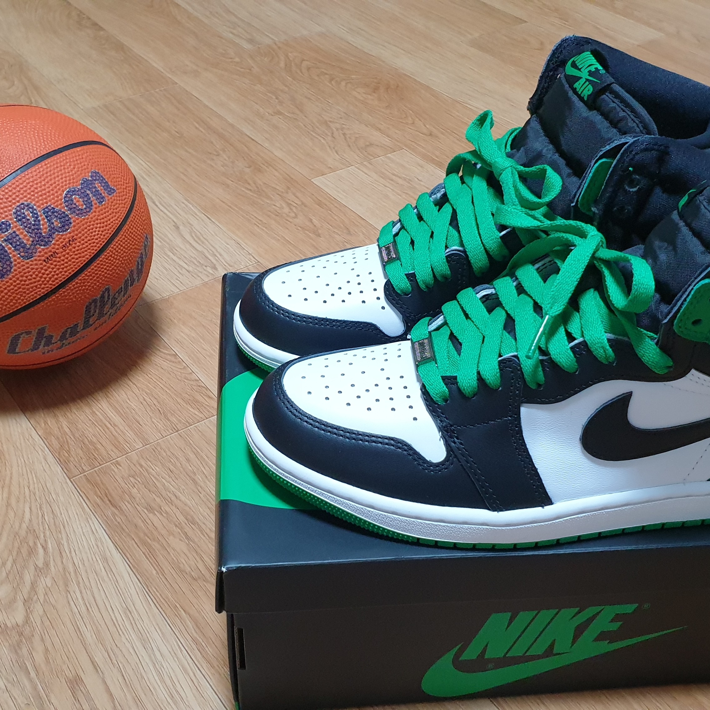 Jordan 1 Retro High OG Black and Lucky Green 착용 스타일 - 3