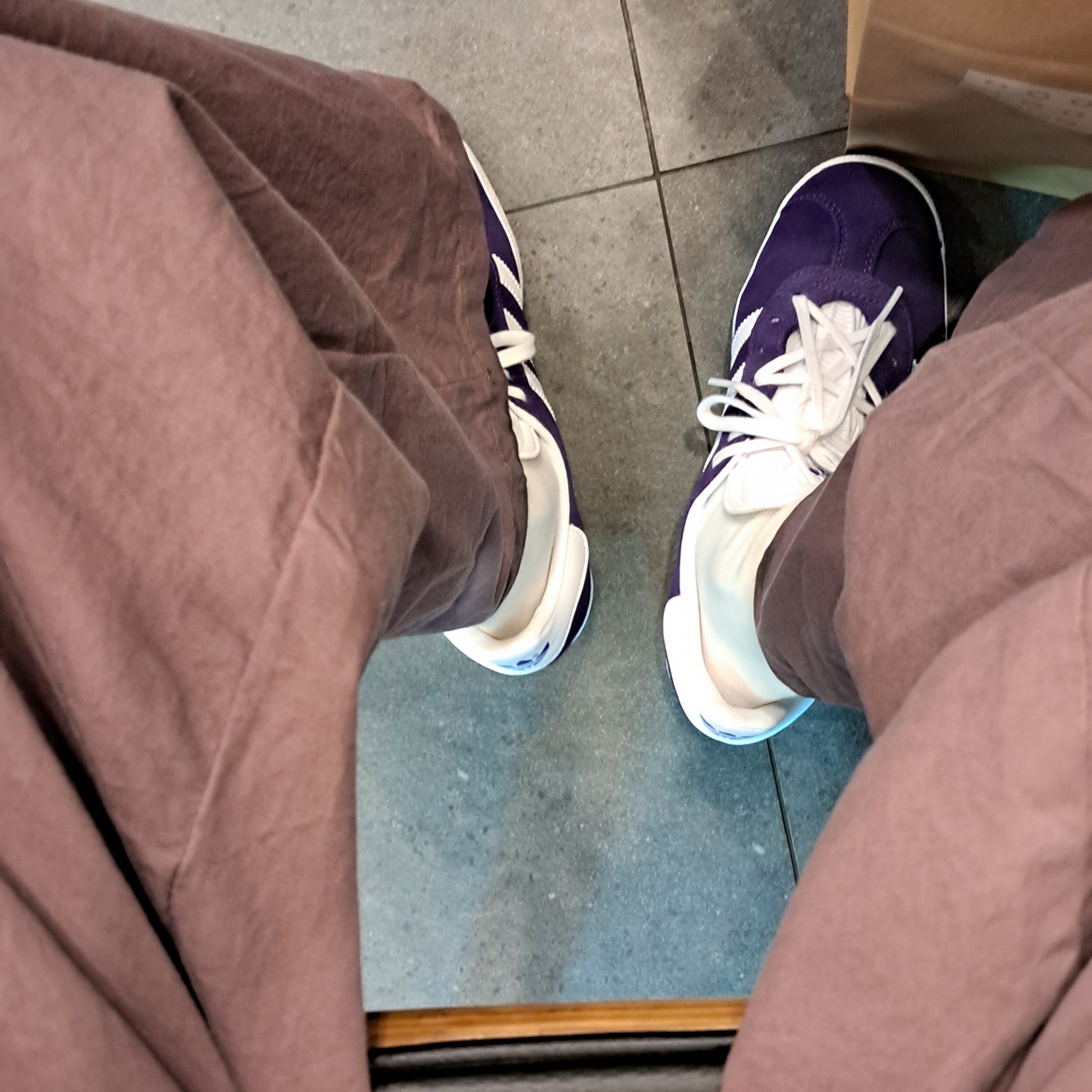 Adidas Gazelle Rich Purple 착용 스타일