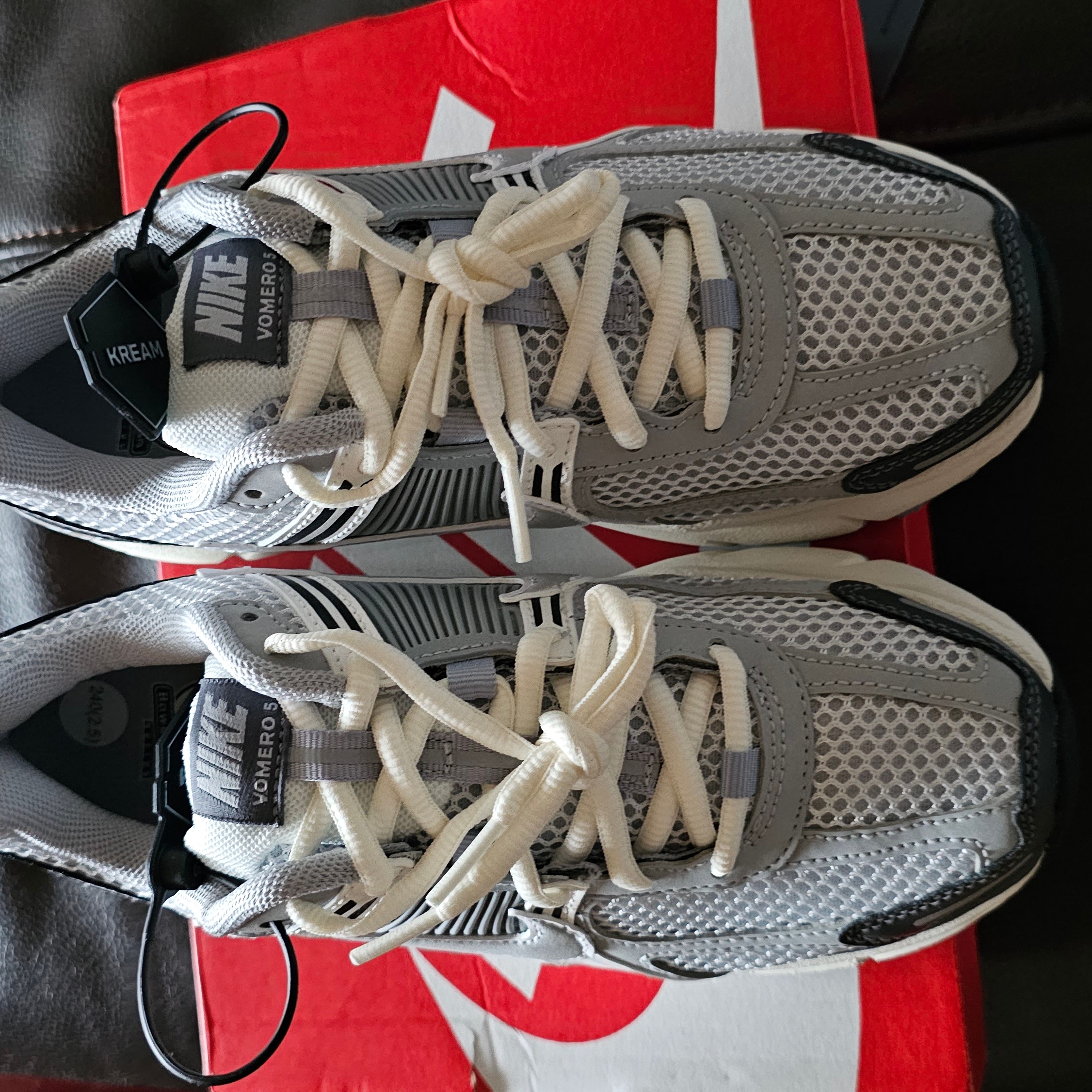 (W) Nike Zoom Vomero 5 Pure Platinum Metallic Silver 착용 스타일