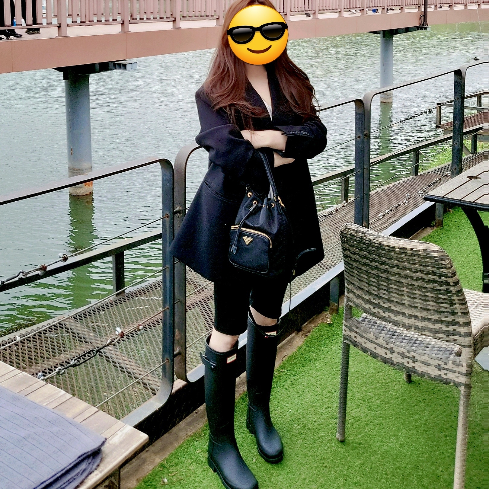 (W) Hunter Original Tall Rain Boots Black, Prada Duet Re-Nylon Shoulder Bag Black Gold 착용 스타일