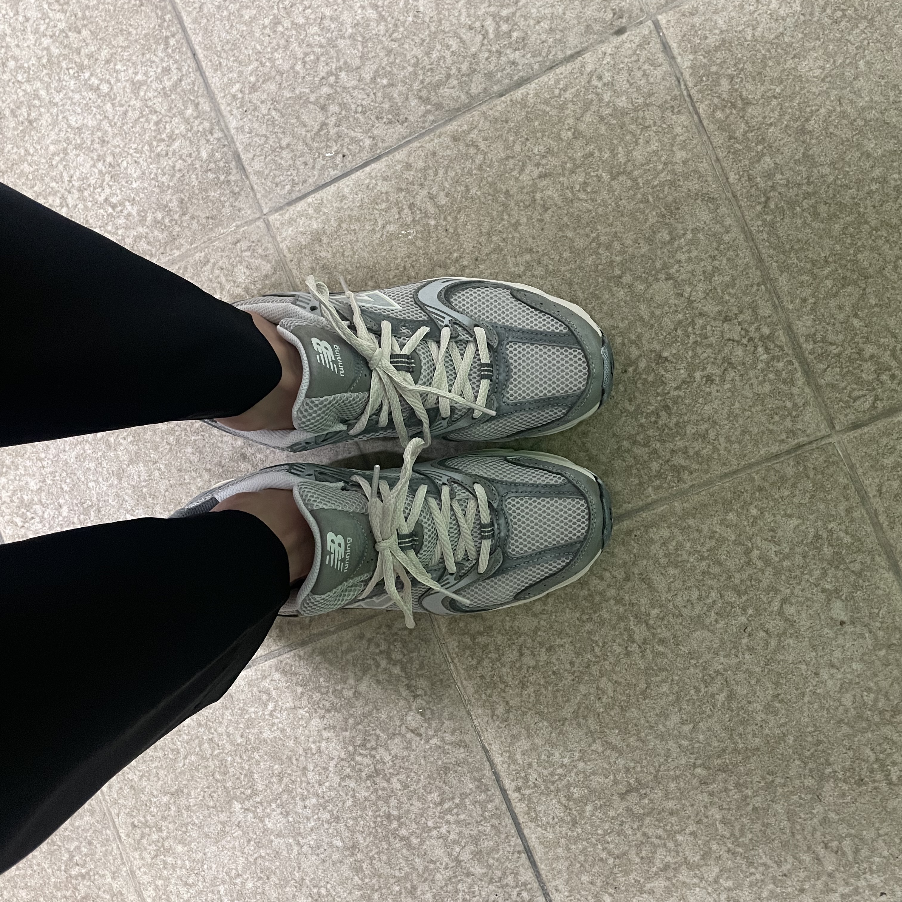 New Balance 530 Premium Vintage Grey Matter 착용 스타일 - 3
