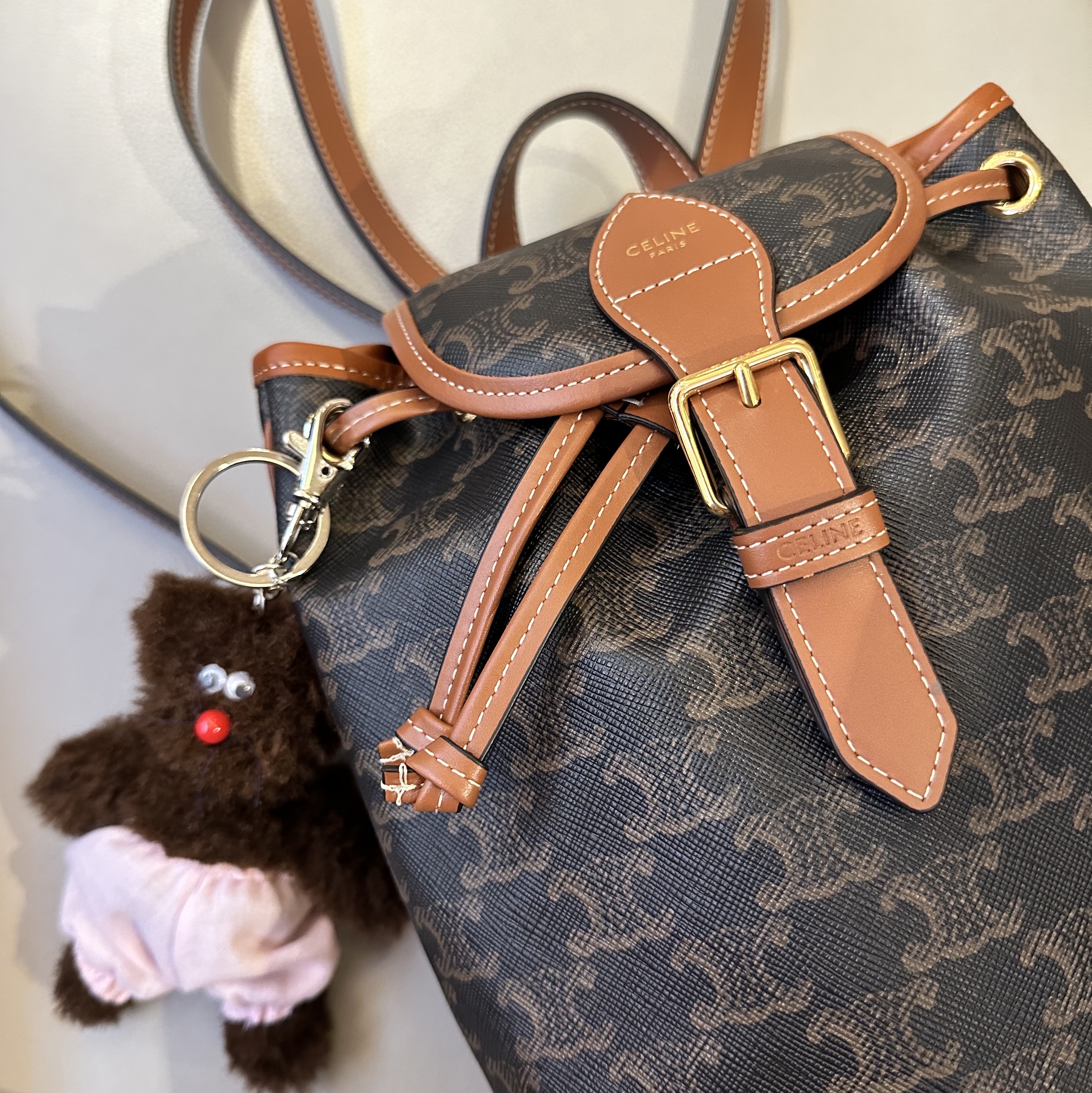 Monamhee Bred Keyring with Pink Pants Brown, Celine Mini Backpack Folco in Triomphe Canvas and Calfskin Tan 착용 스타일