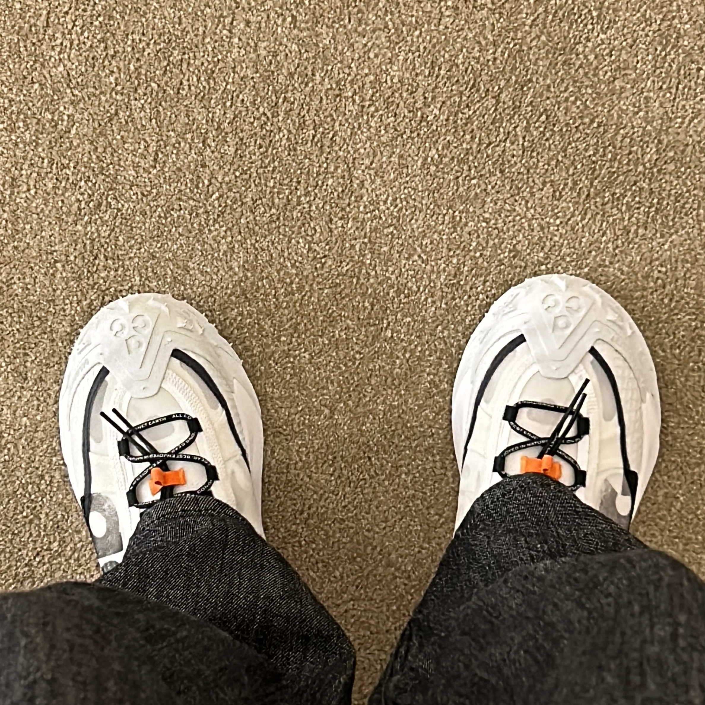 Nike ACG Mountain Fly 2 Low Summit White and Bright Mandarin 착용 스타일