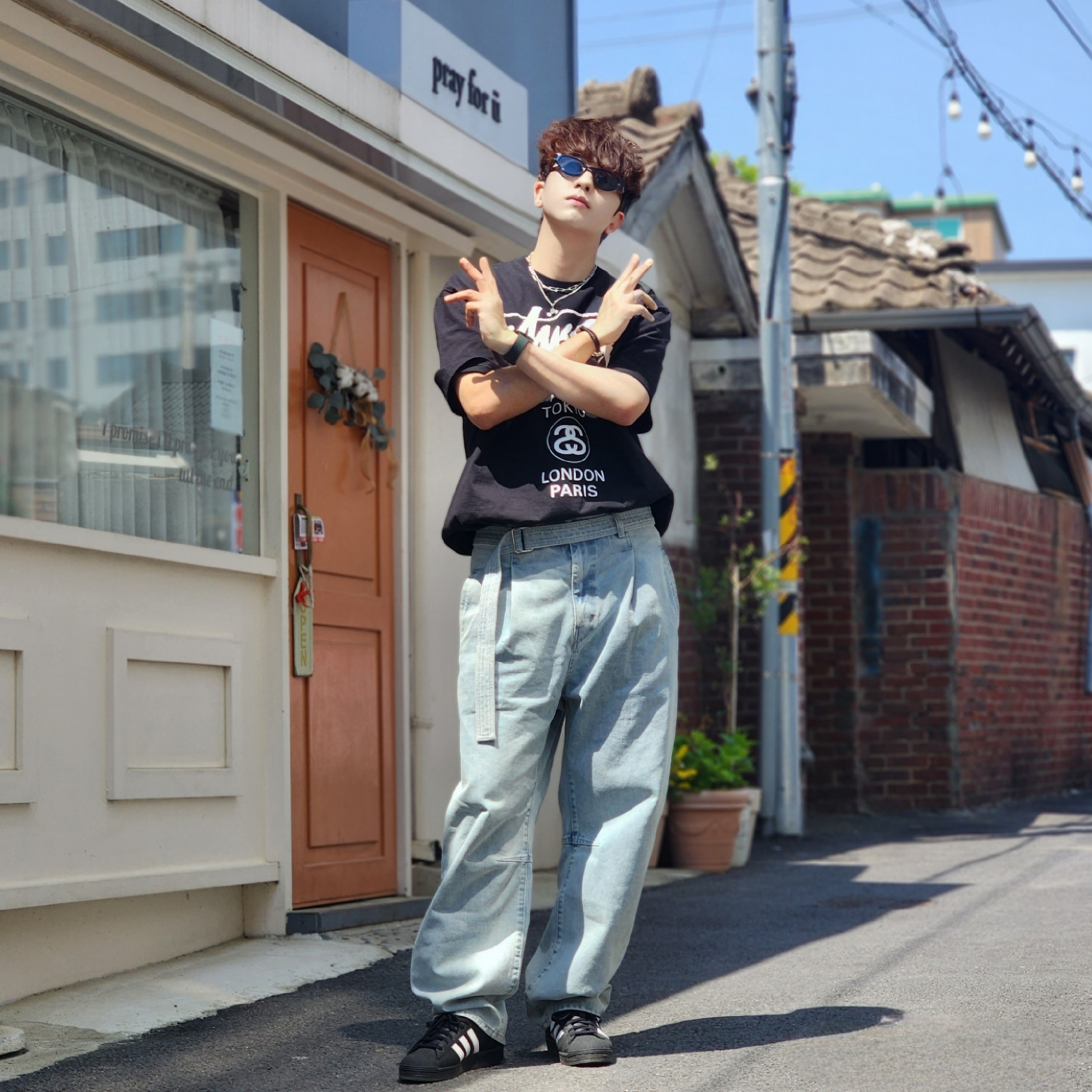 Stussy World Tour T-Shirt Black, Adidas Superstar Core Black White 착용 스타일 - 1