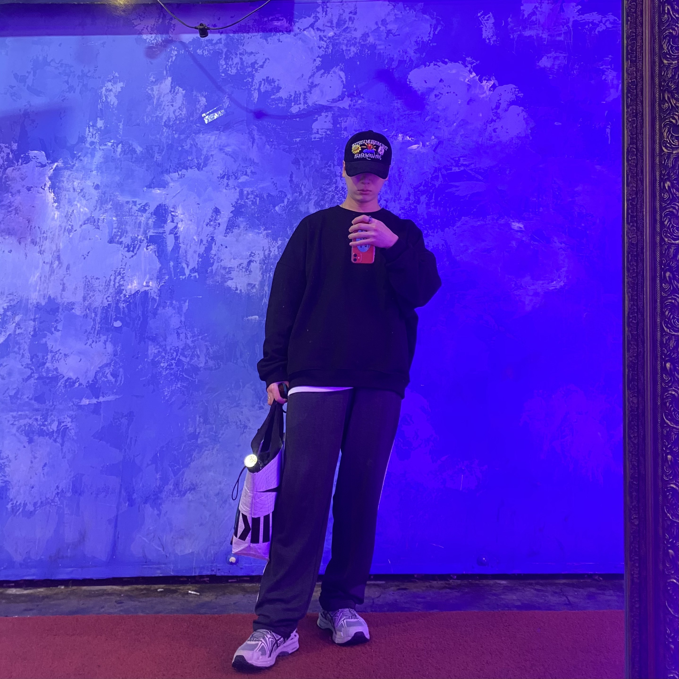 Asics Gel-Kahana 8 Grey Black Carbon, The Museum Visitor x Jon Burgerman Pinky Winky & Charlie Ball Cap Black 착용 스타일 - 2