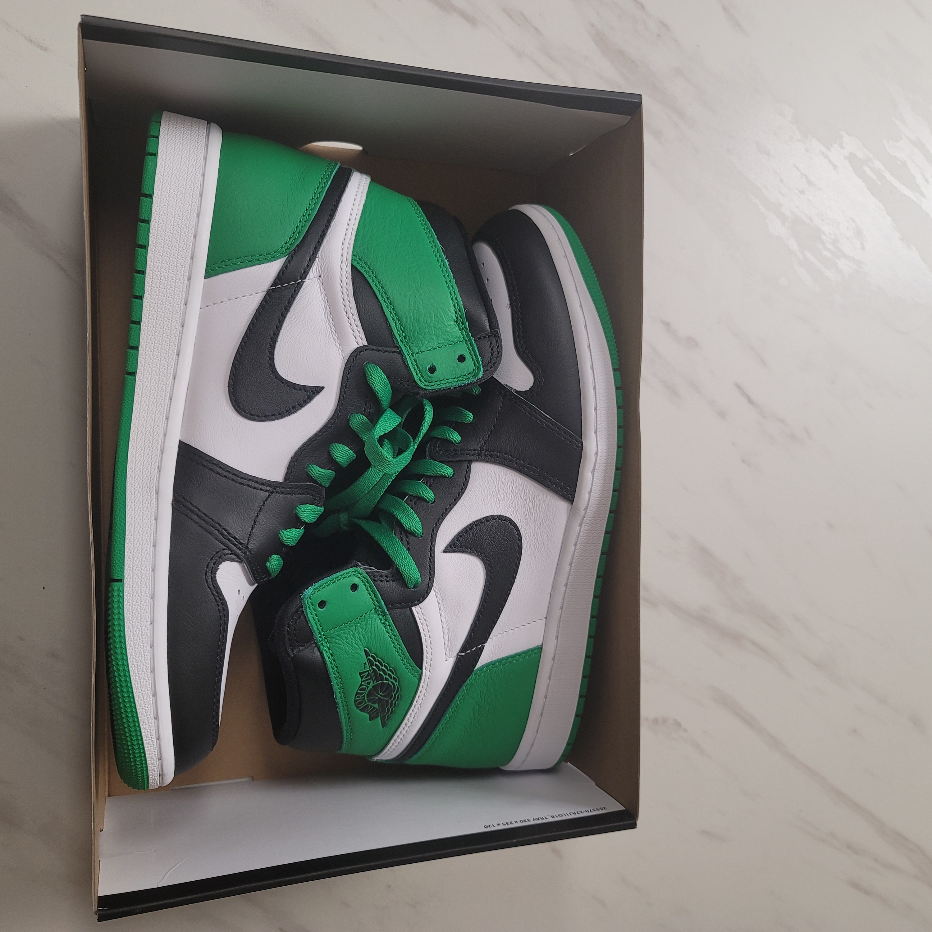Jordan 1 Retro High OG Black and Lucky Green, Nike Air Force 1 Mid QS Ale Brown 착용 스타일 - 2