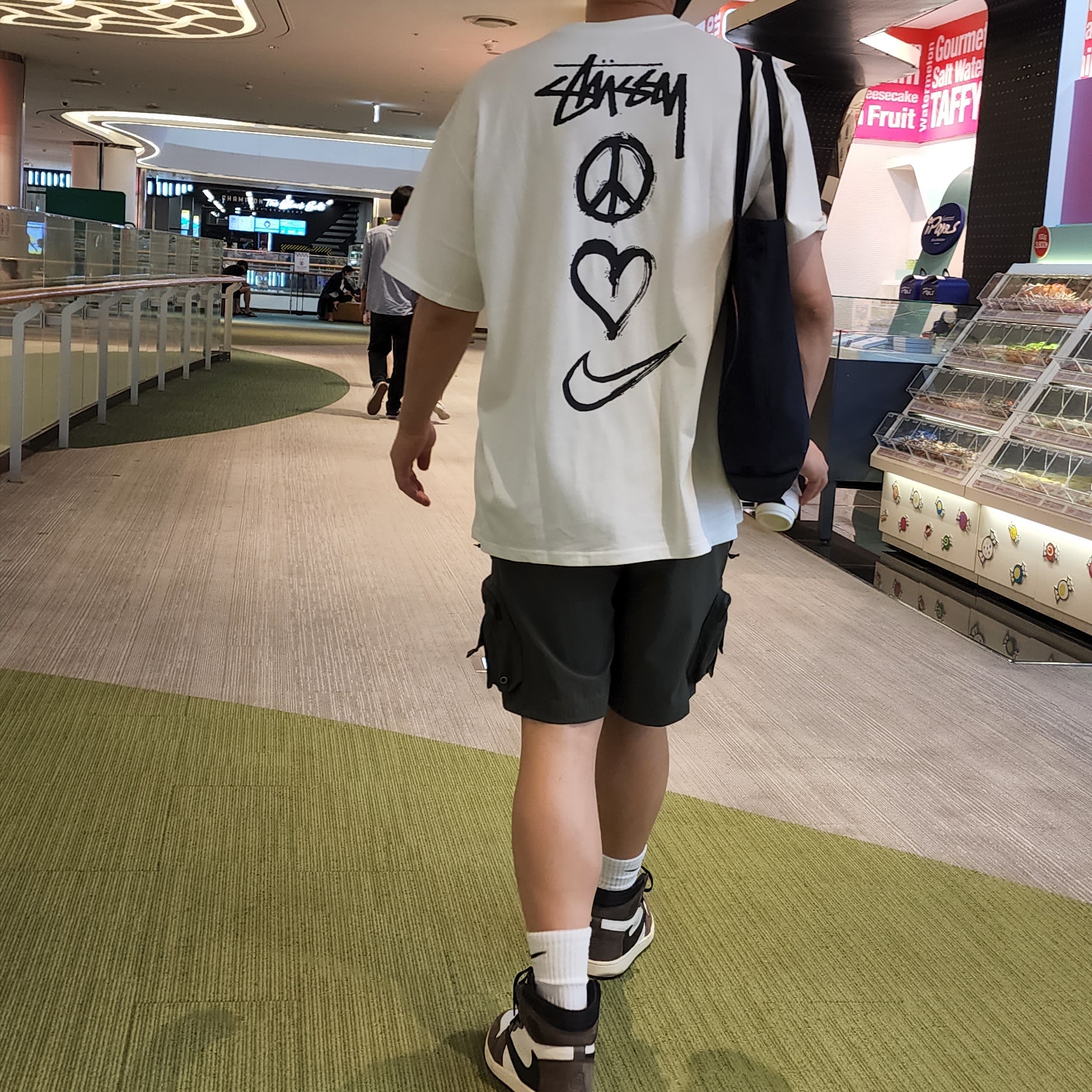 Nike x Stussy NRG RA T-Shirt Summit White (DM4942-121), Nike ACG Cargo Shorts Sequoia - Asia 착용 스타일