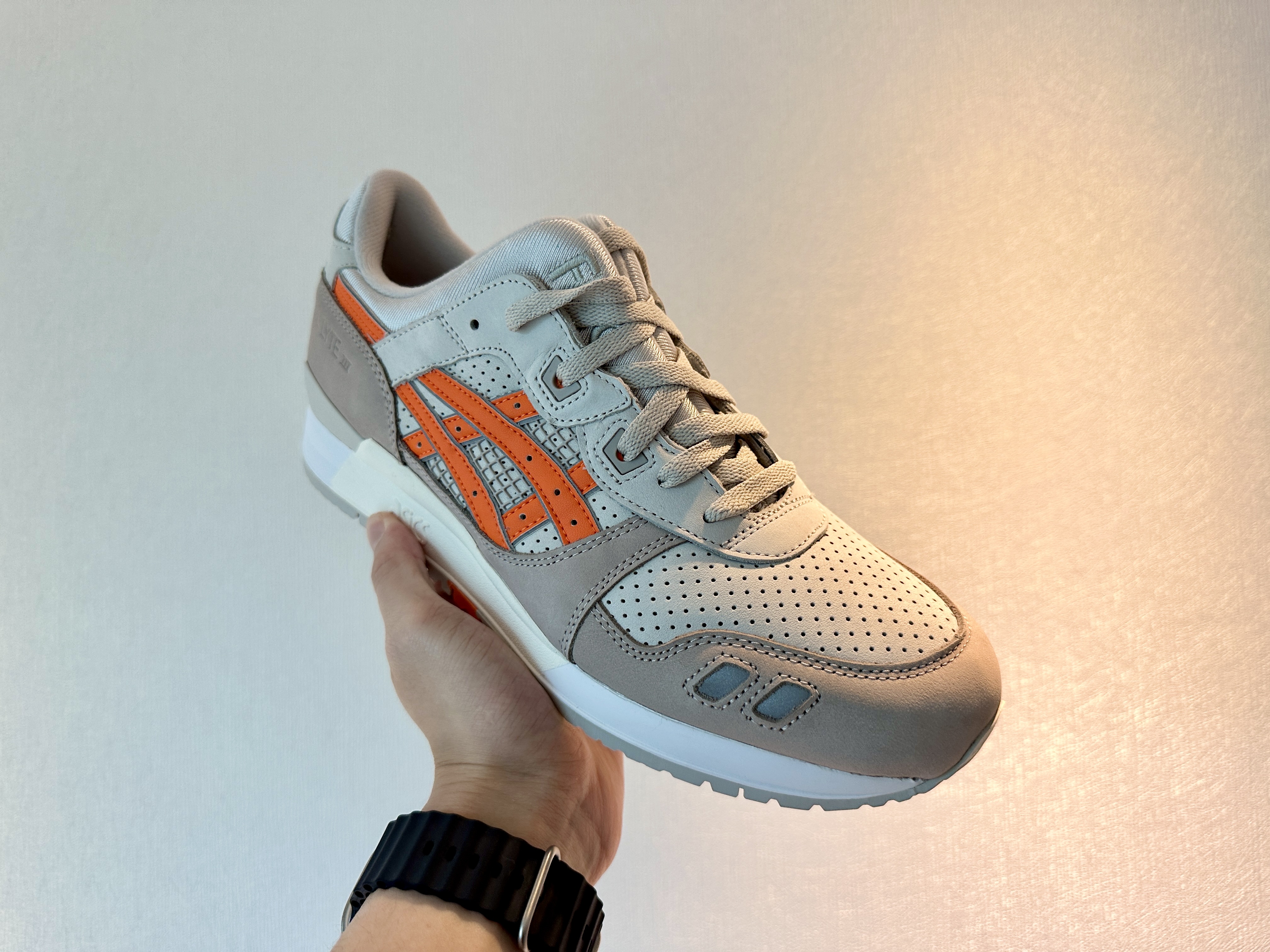 Asics x Ronnie Fieg Gel-Lyte III Remastered Pumice Stone 착용 스타일 - 2