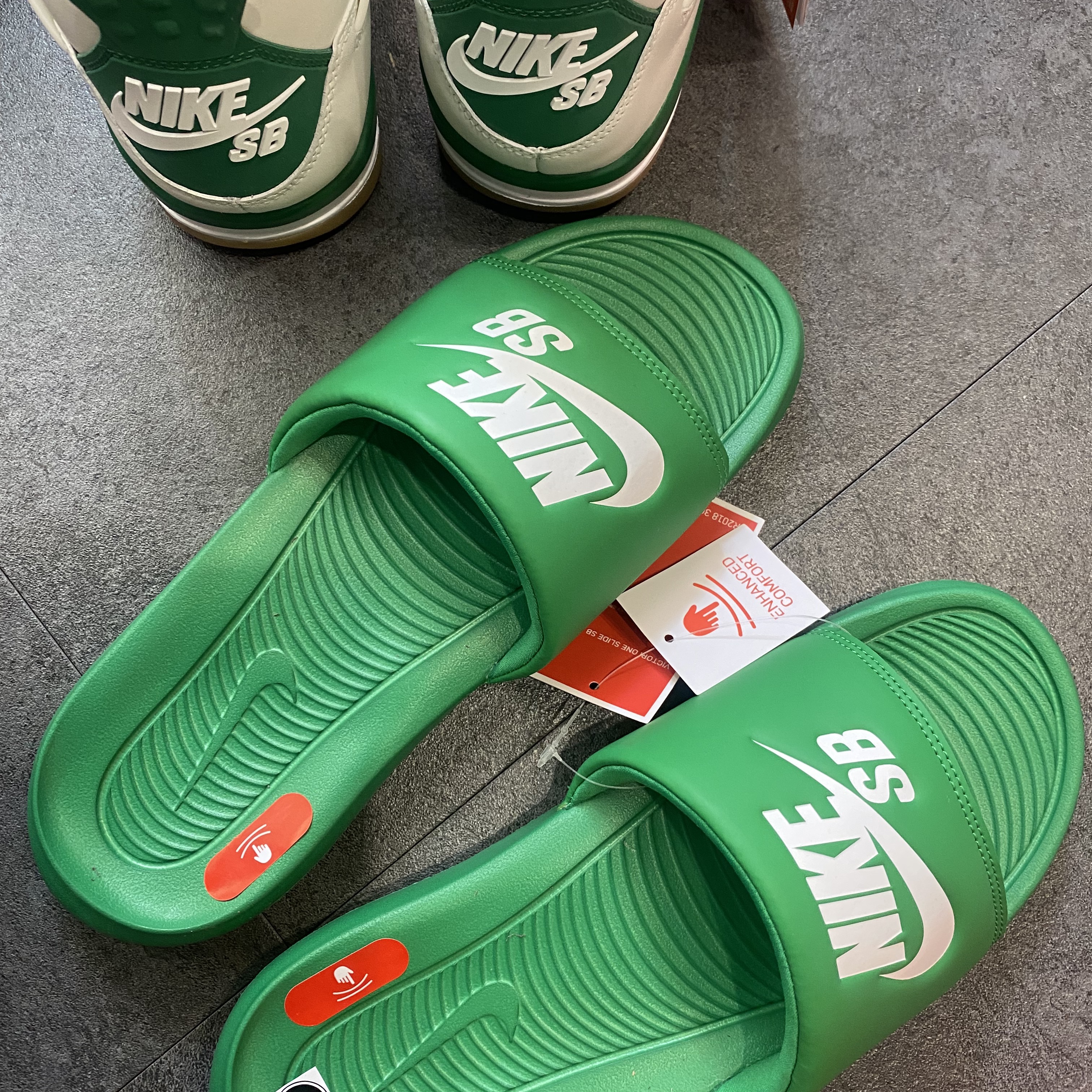 Nike SB Victory One Slide Lucky Green 착용 스타일