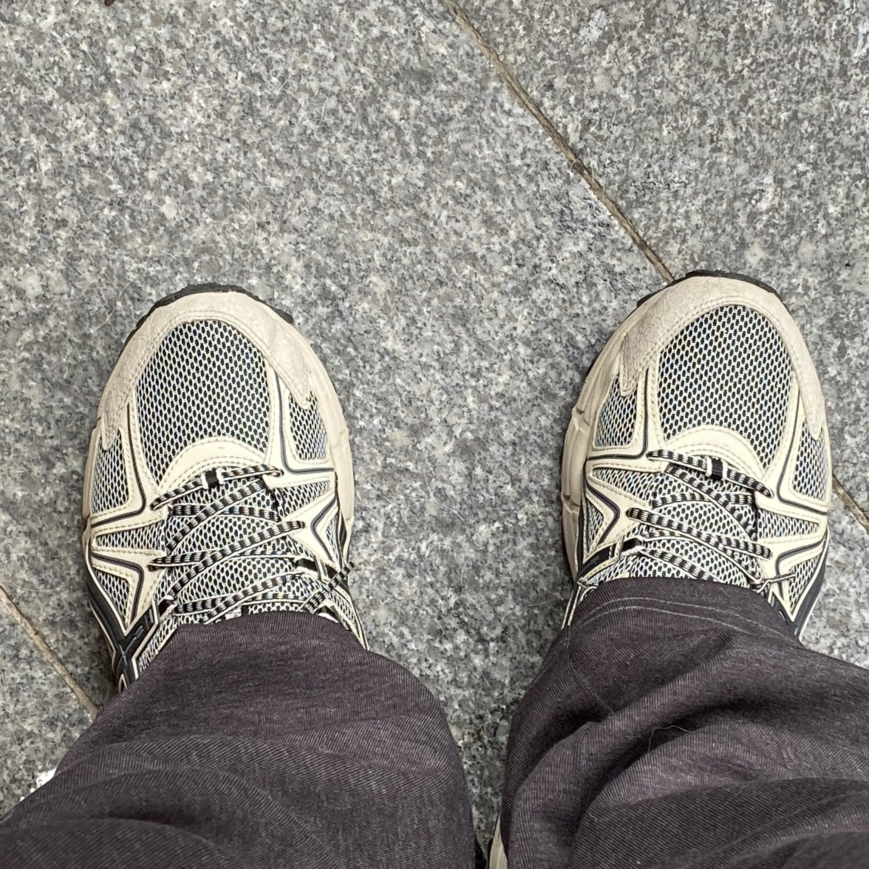 Asics Gel-Kahana 8 Grey Black Carbon, The Museum Visitor x Jon Burgerman Pinky Winky & Charlie Ball Cap Black 착용 스타일 - 3