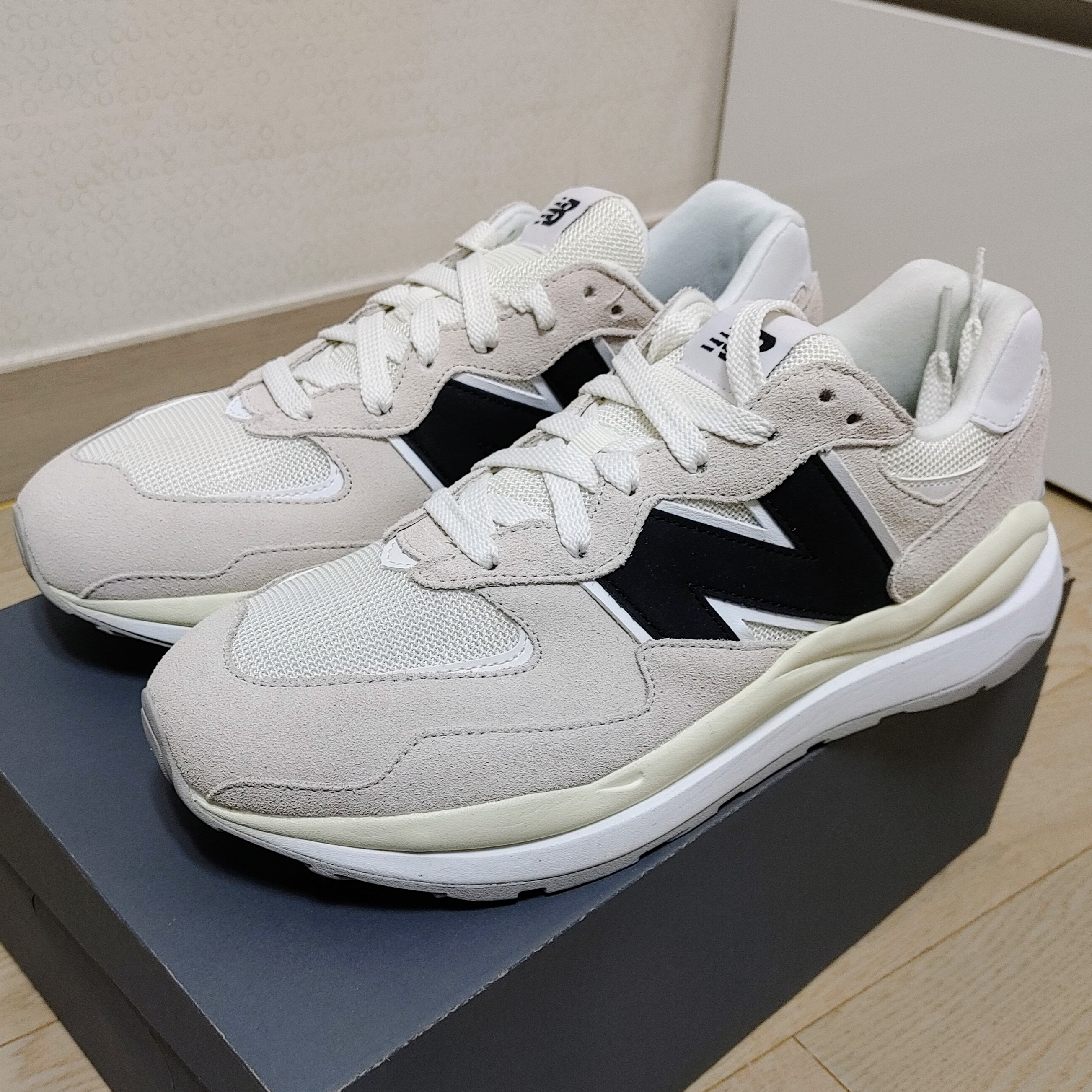 New Balance 5740 Beige Black 착용 스타일