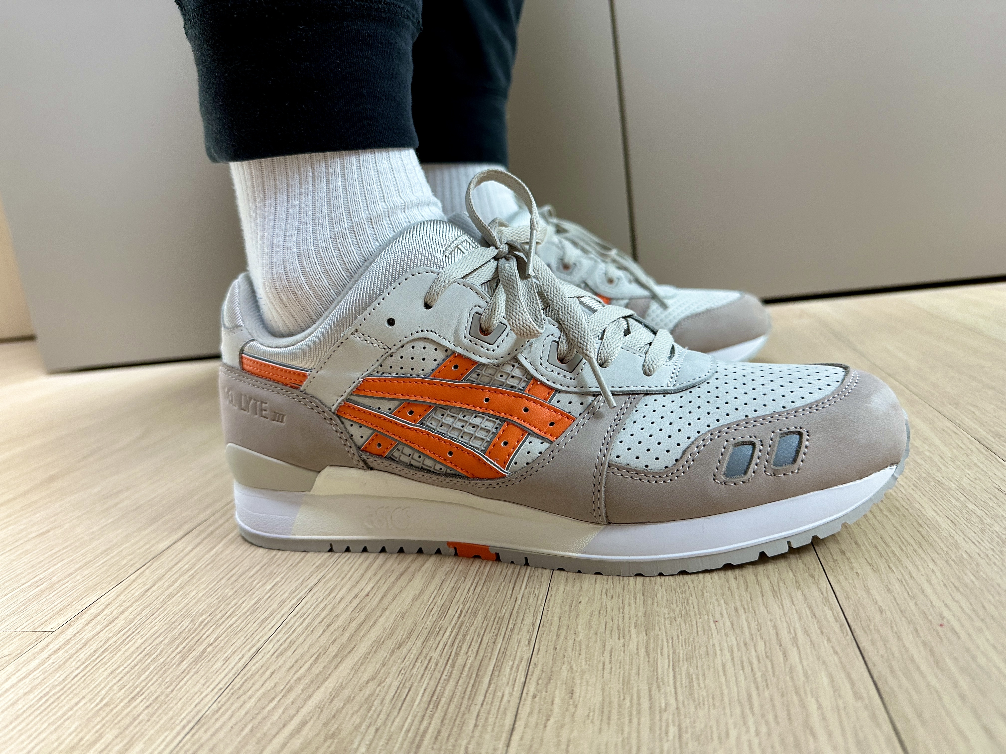 Asics x Ronnie Fieg Gel-Lyte III Remastered Pumice Stone 착용 스타일 - 3