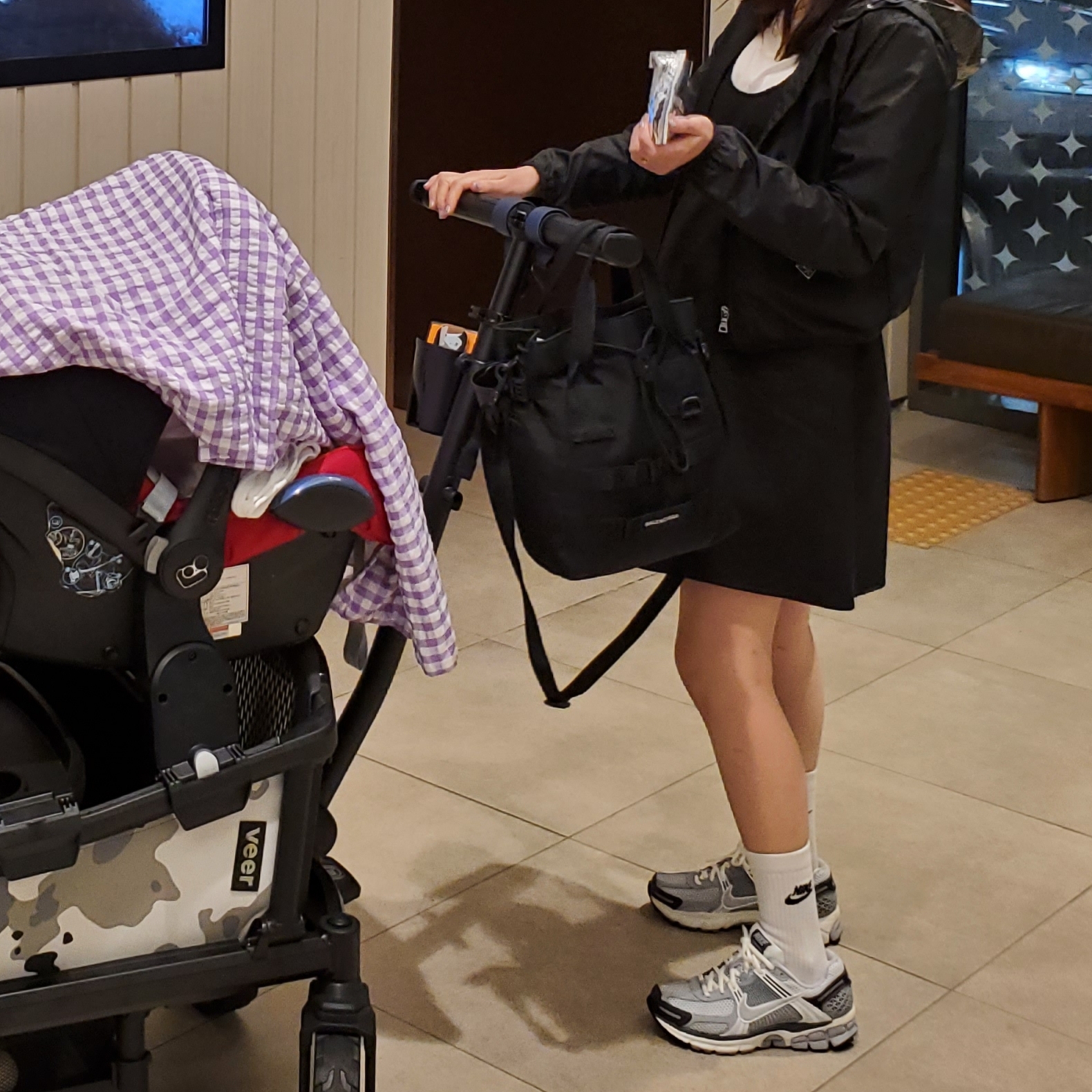 (W) Nike Zoom Vomero 5 Pure Platinum Metallic Silver, Balenciaga Recycled Nylon Army Medium Tote Bag Black 착용 스타일