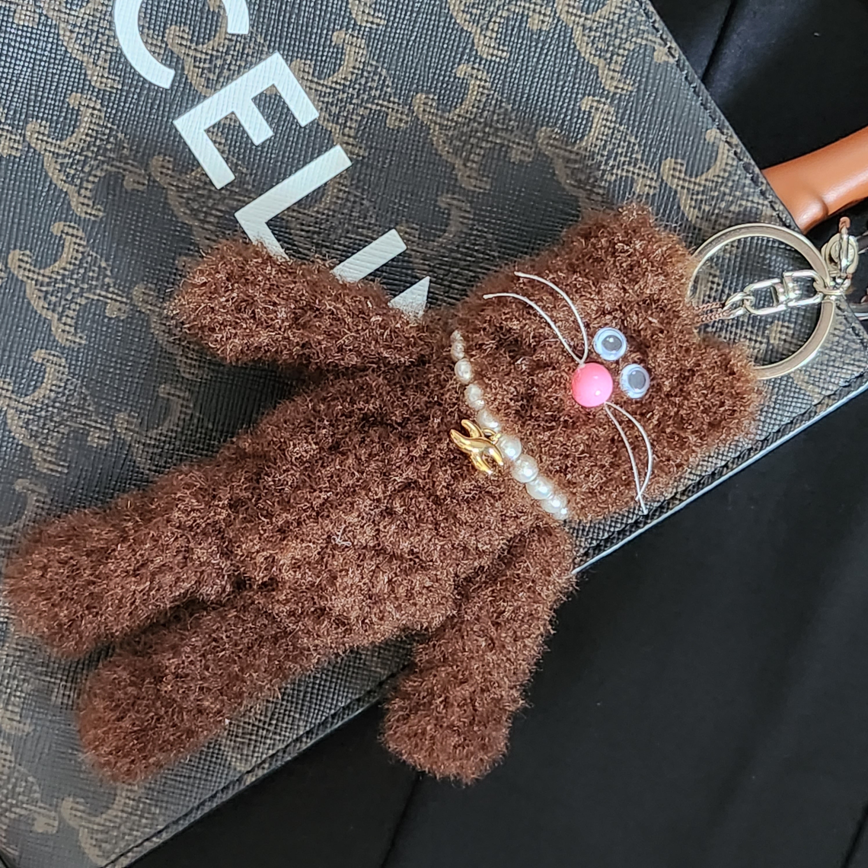 Celine Mini Vertical Cabas in Triomphe Canvas and Calfskin with Celine Print Tan, Monamhee x SSIL Bred keyring Brown 착용 스타일 - 1