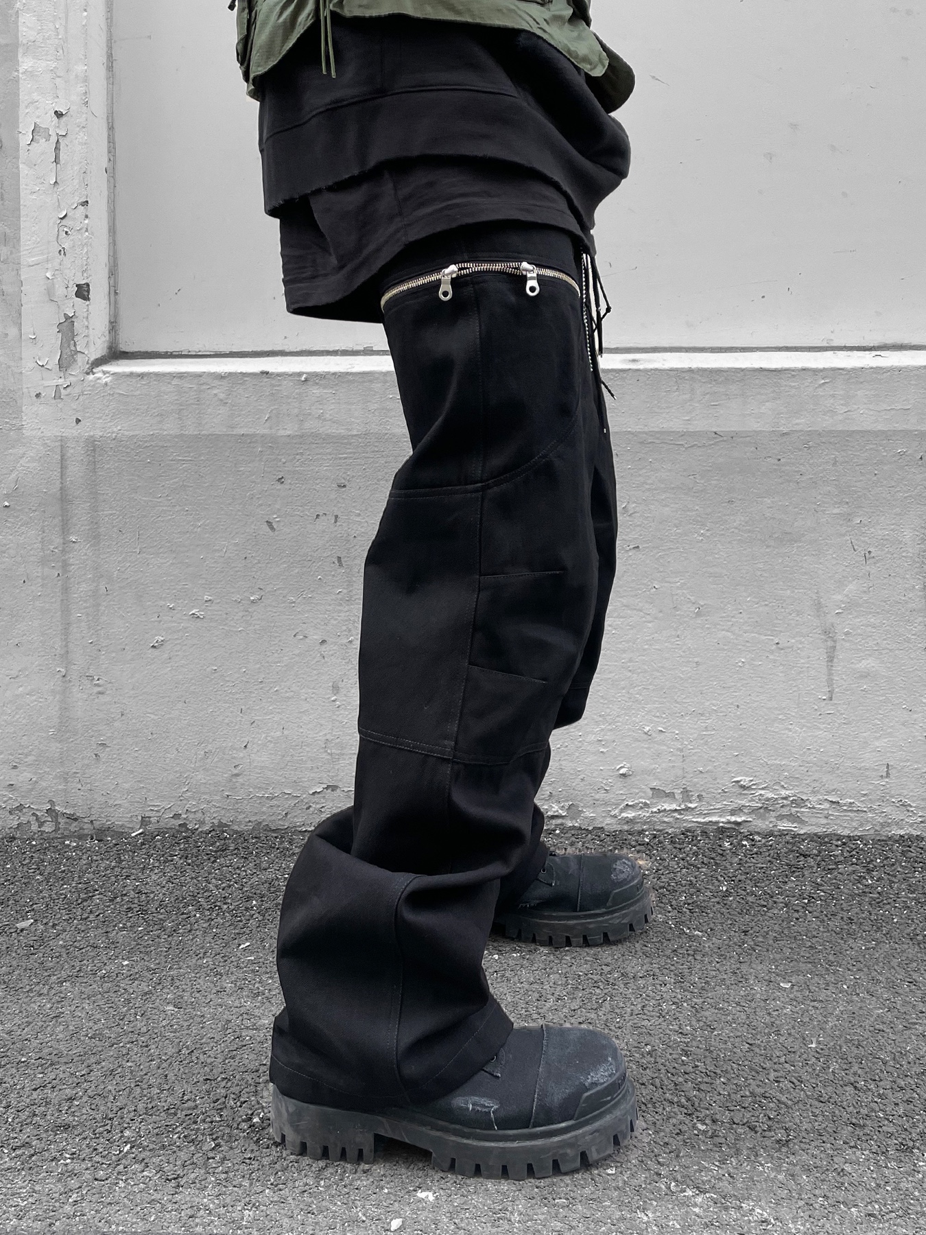 Balenciaga Combat Strike 20mm Boots Black 착용 스타일 - 3