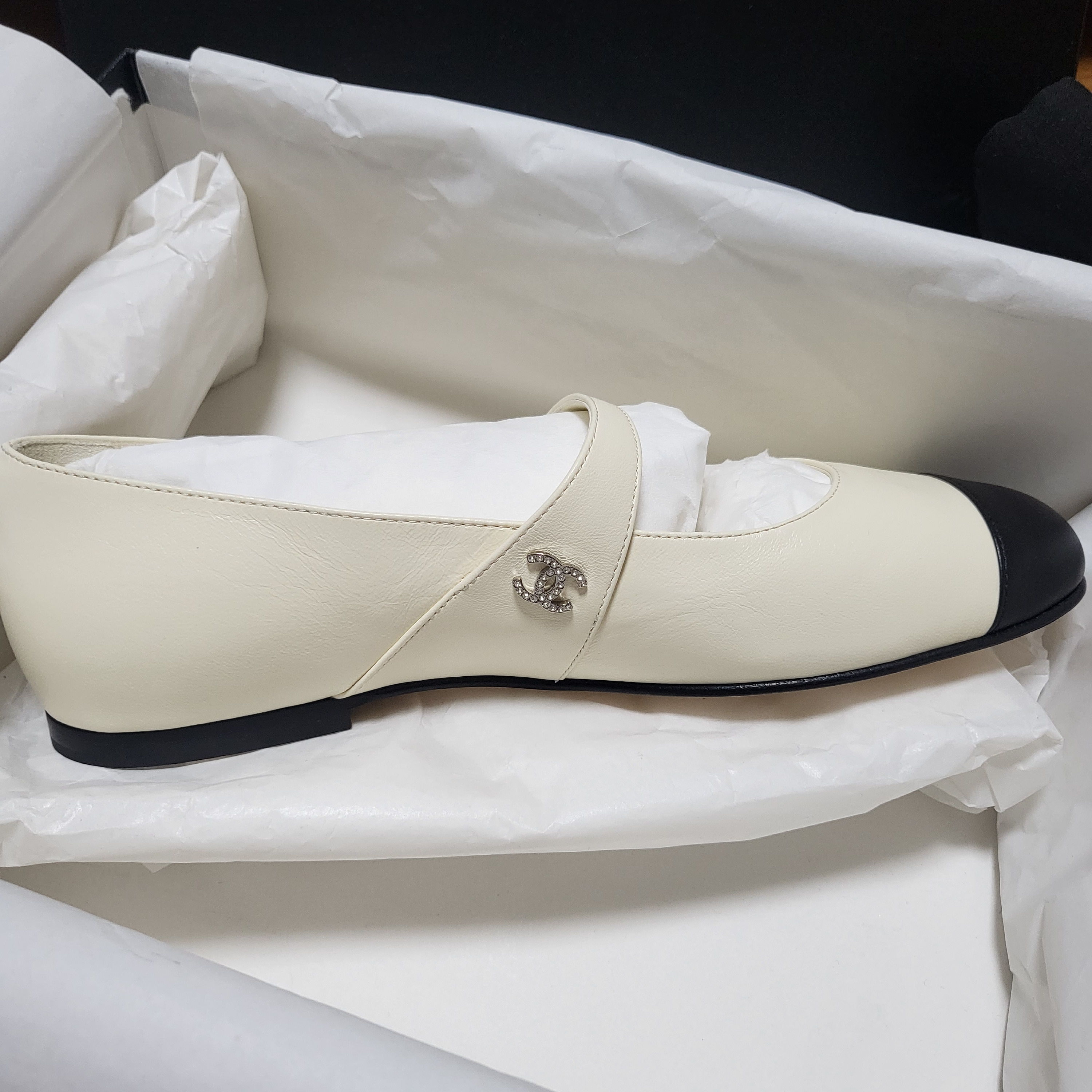 (W) Chanel Ballerina Flat Lambskin & Ivory Black 착용 스타일 - 3