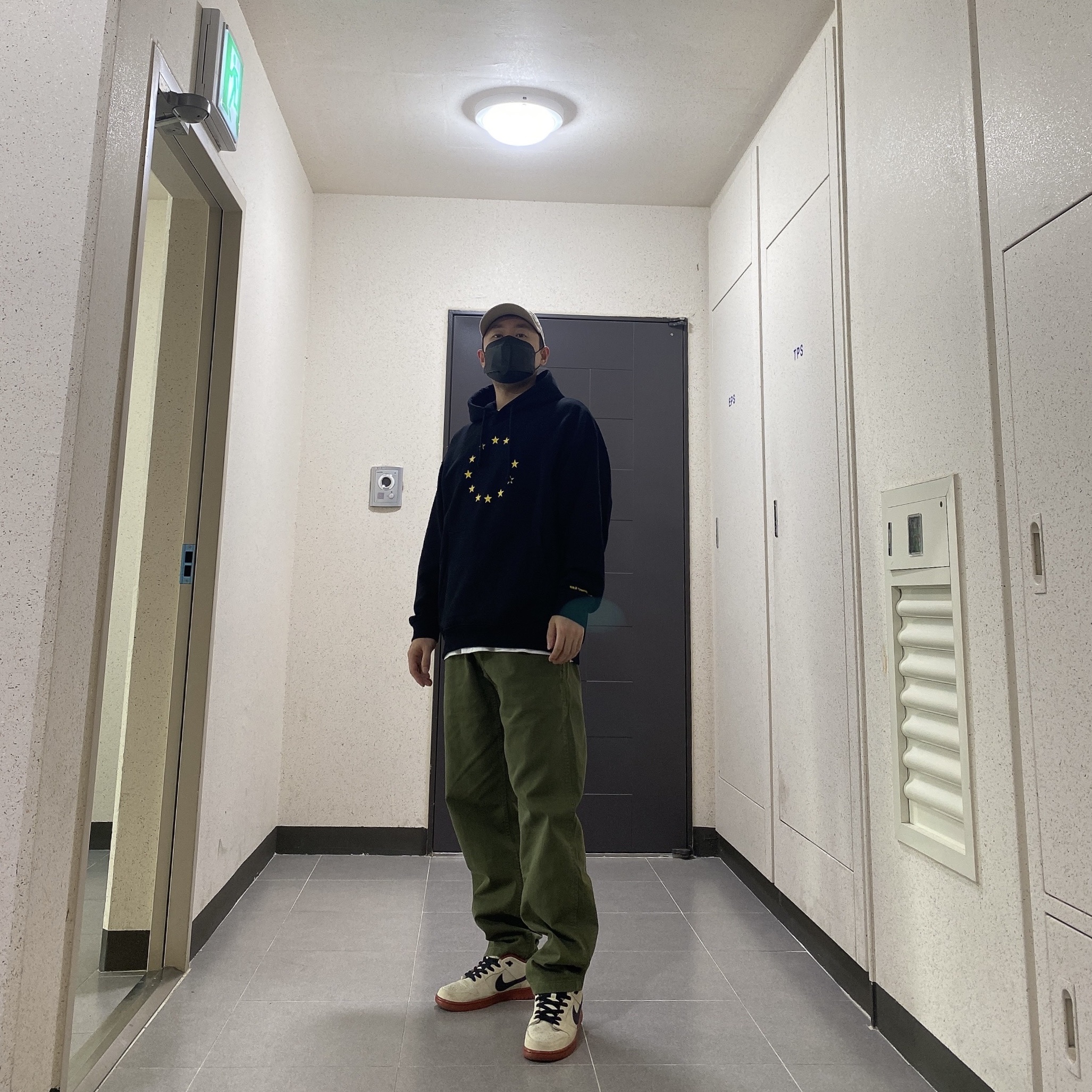 Souvenir Official Eunify Classic Hoodie Black, Nike SB Dunk Low Pro Hennessy 착용 스타일