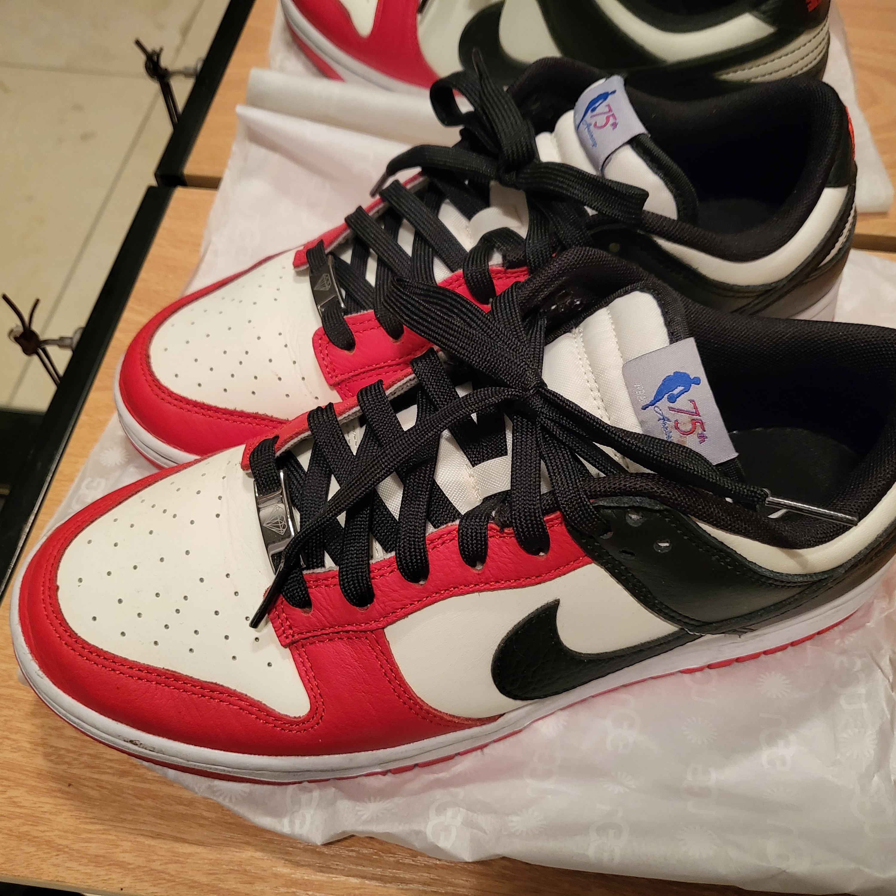 Nike x NBA Dunk Low Retro EMB Black and Chile Red 착용 스타일