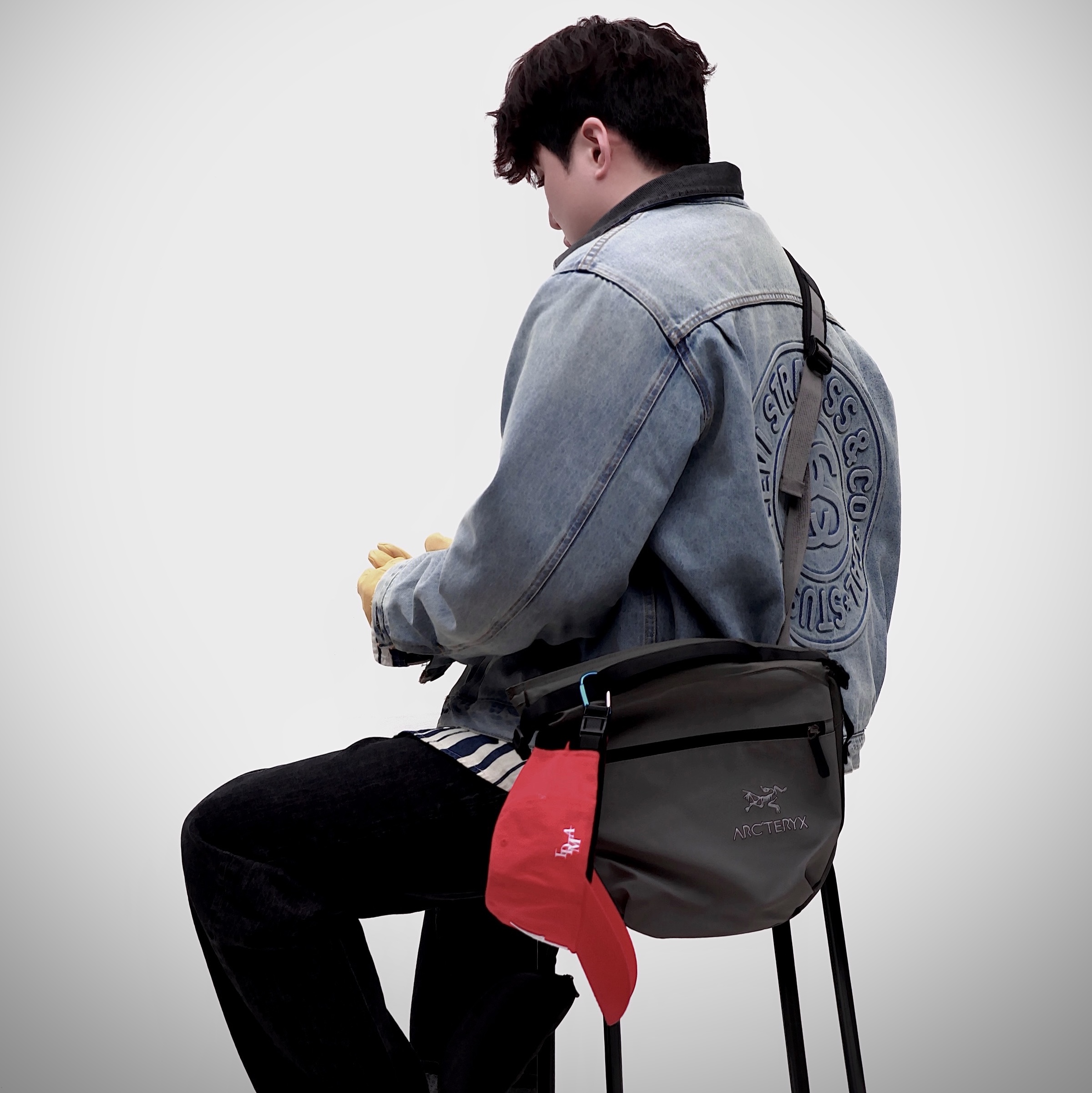 Stussy x Levi's Embossed Trucker Jacket Indigo, Arc'teryx x Beams Arro 8 Rebird TM Shoulder Bag White 착용 스타일 - 2
